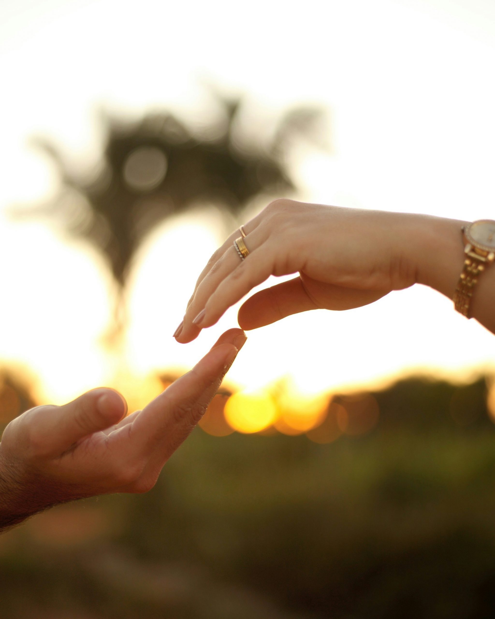 Wege zurück in die Liebe Partnerrückführung: Hände, die sich wieder finden – Verbundenheit und Neubeginn