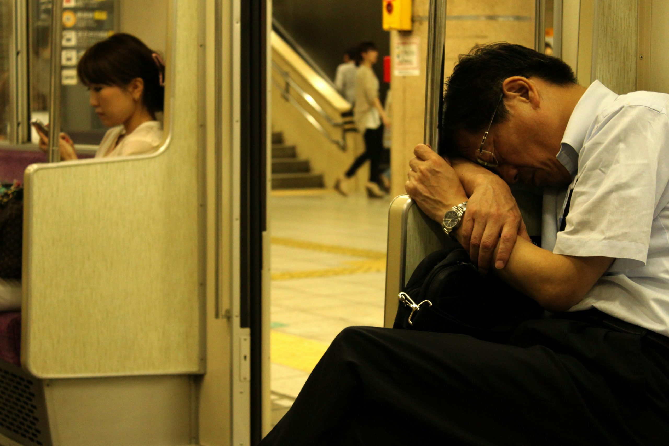Verloren im Moment Liebeskummer: Einsamkeit im Alltag – Rückzug nach Trennung