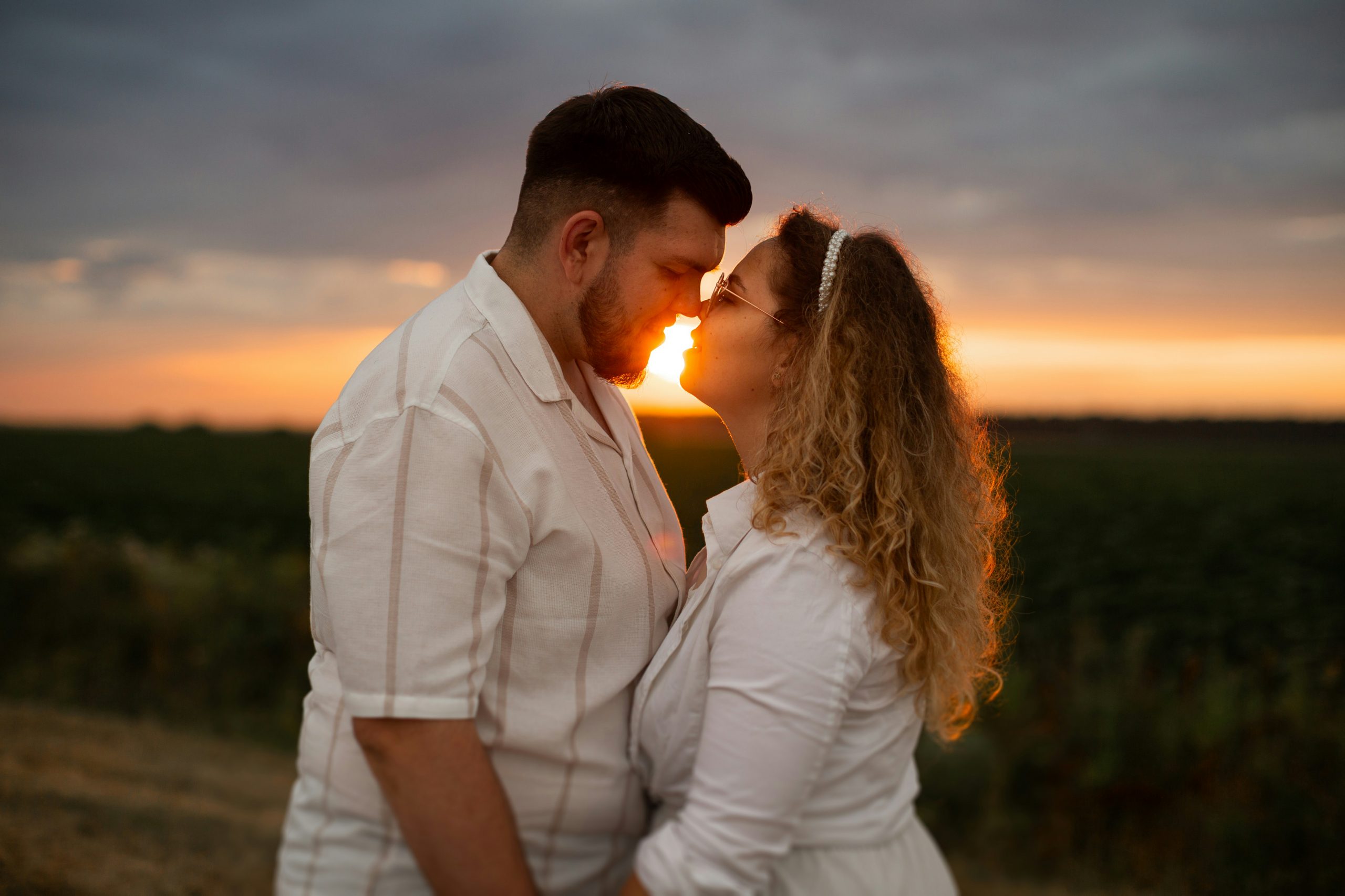 Magie des Sonnenuntergangs Liebeszauber: Paar am Wasser bei Sonnenuntergang – Liebe, die neu entfacht