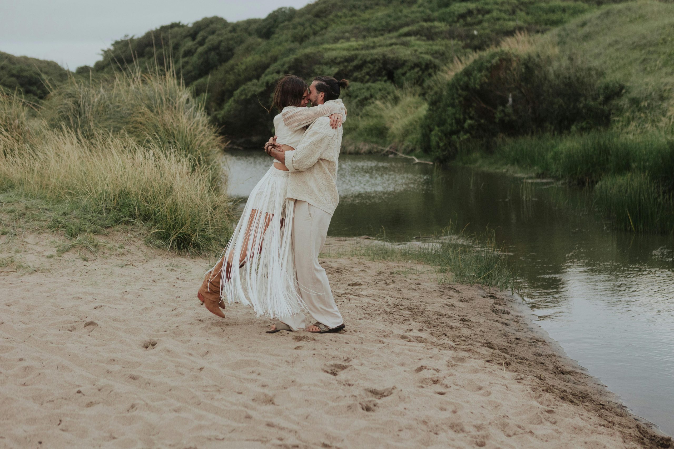 Geborgenheit im Ritual Liebesrituale: Paar in der Natur – Nähe, Vertrauen und Geborgenheit