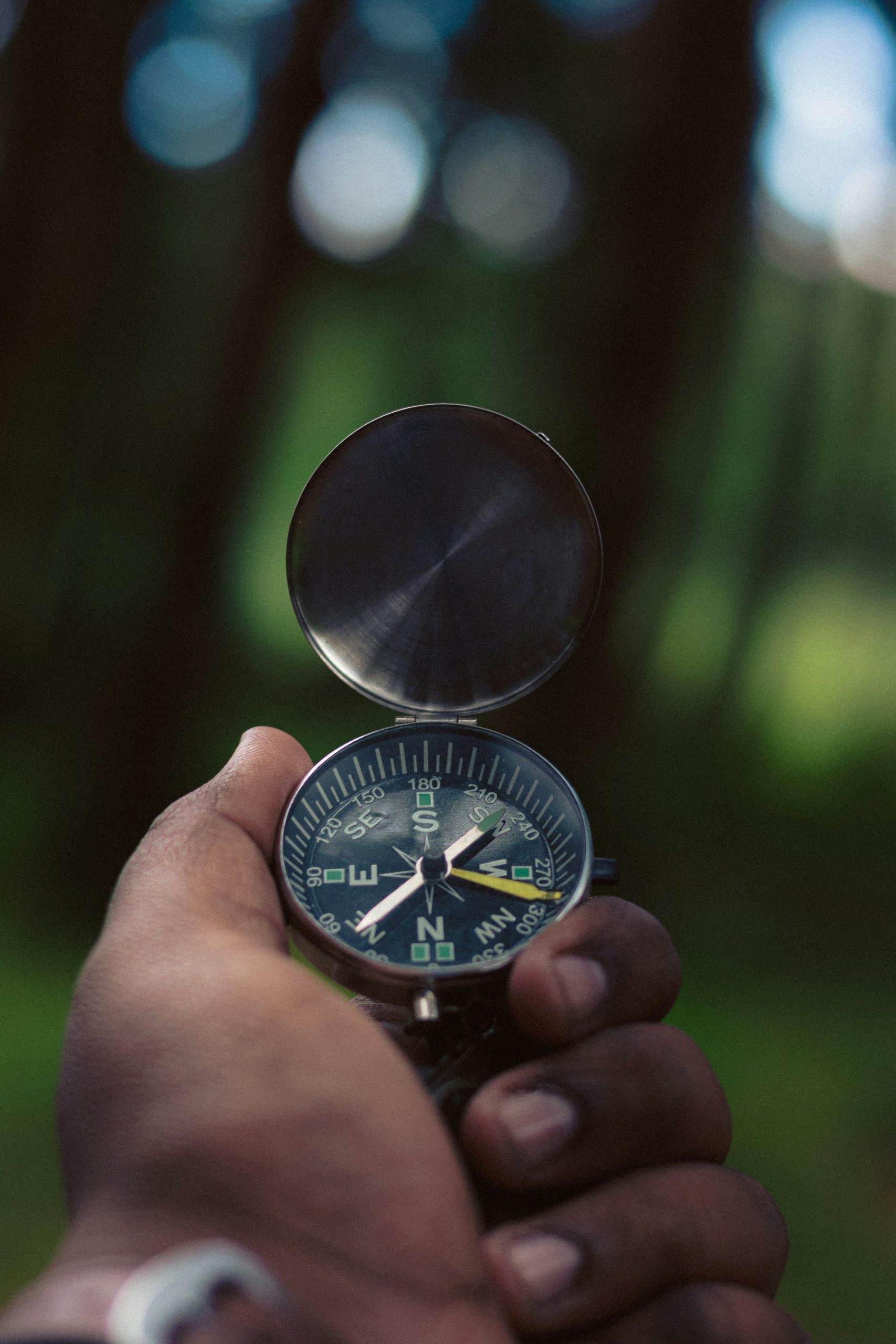 Dein Kompass Hand mit Kompass – den eigenen Norden finden