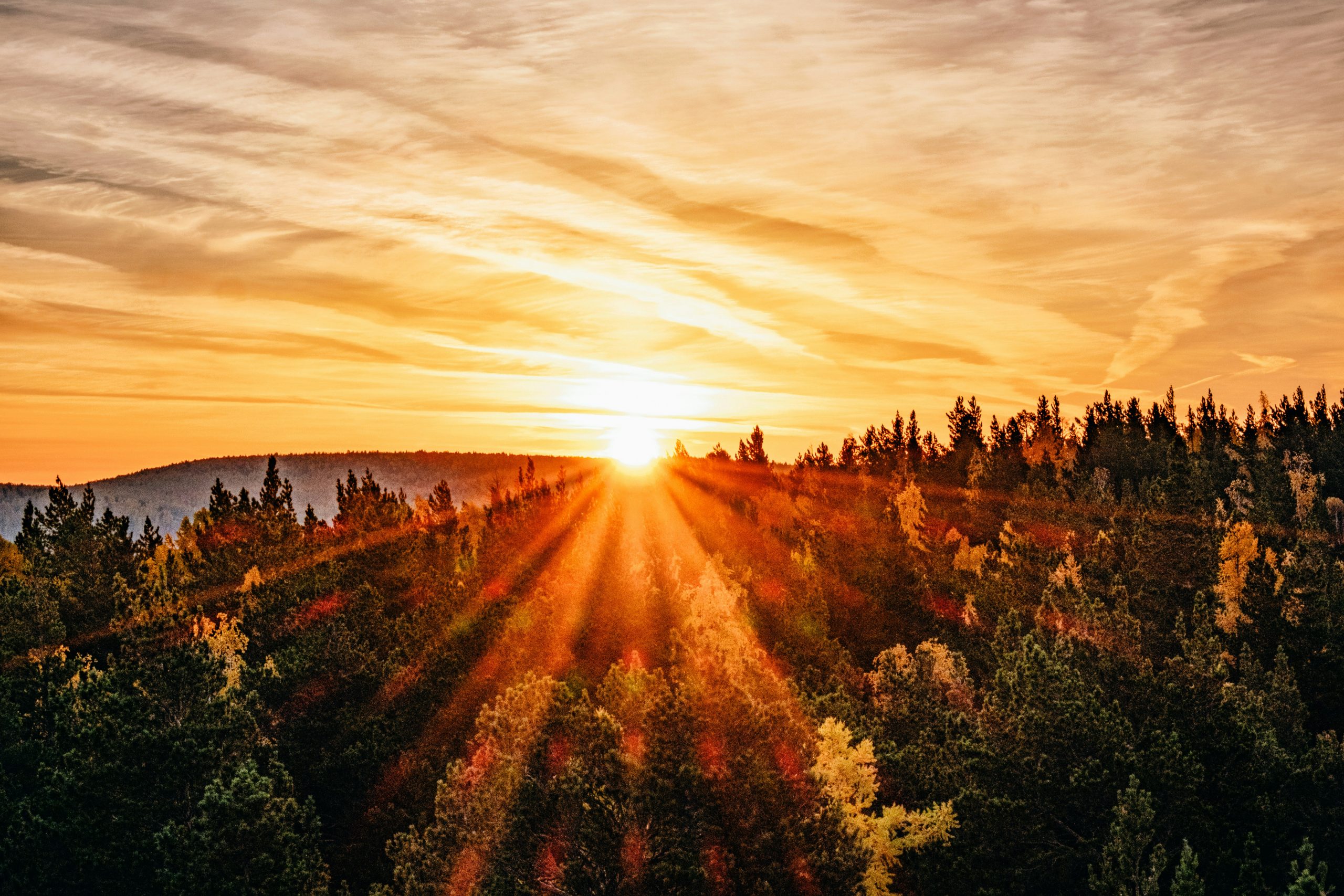 Russische Rituale – Neubeginn & Hoffnung Sonnenaufgang über russischer Landschaft – Neubeginn und Hoffnung bei russischen Ritualen