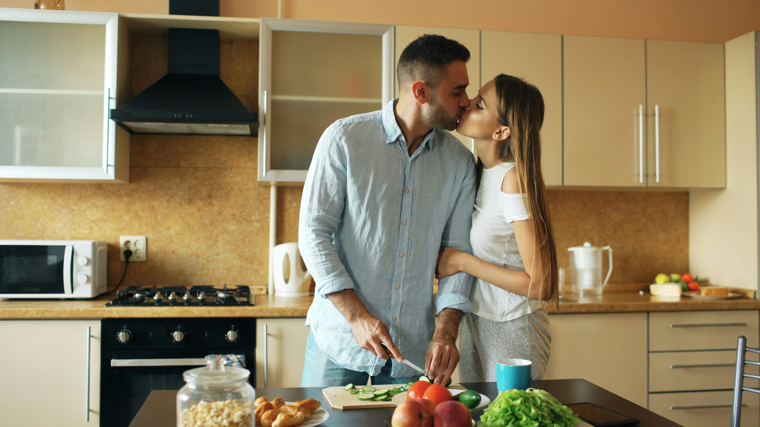 Partnerschaft stärken Paar in der Küche – Harmonie im Alltag