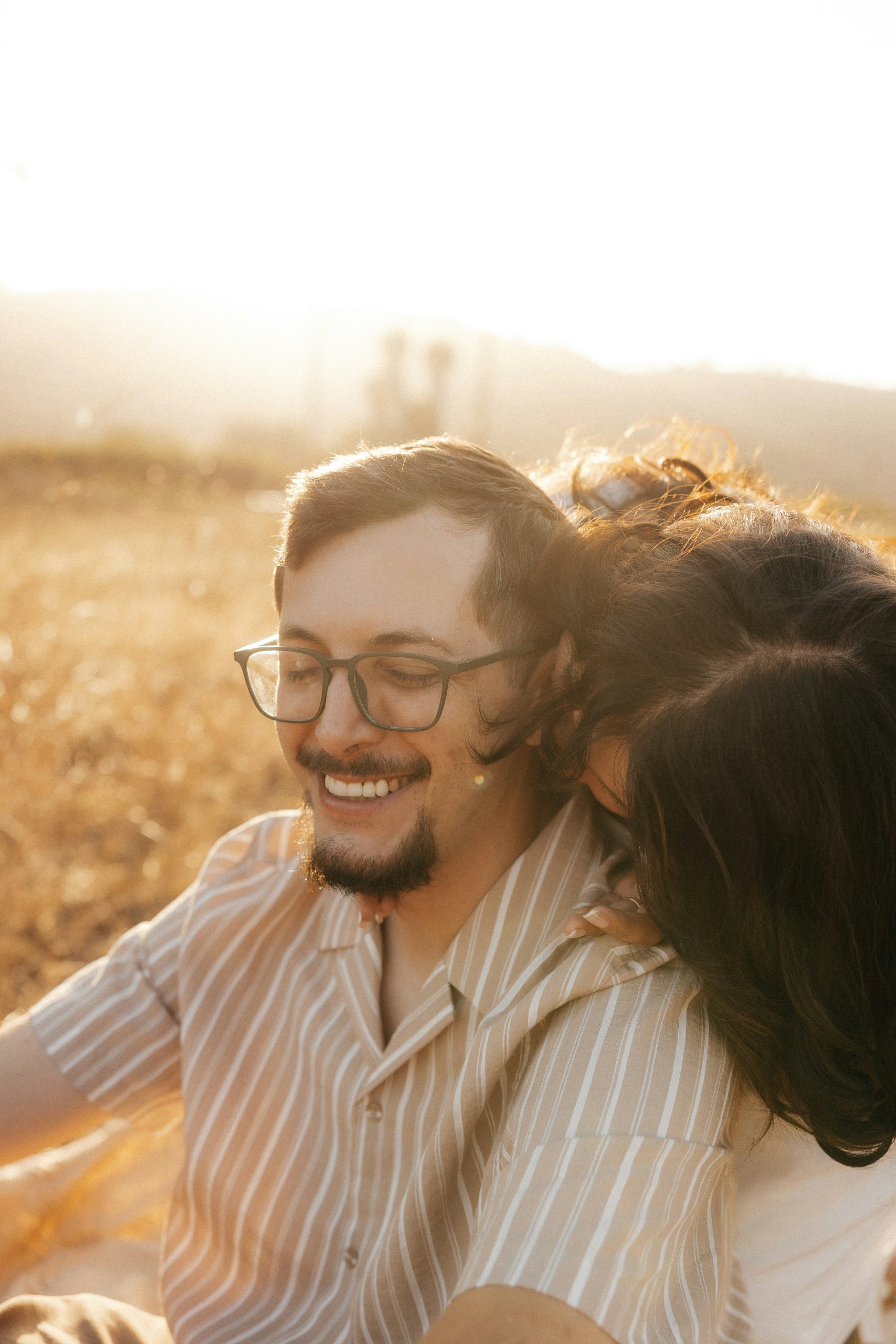 Liebe im Abendlicht Liebeszauber: Paar im Feld – Nähe und Geborgenheit in der Natur