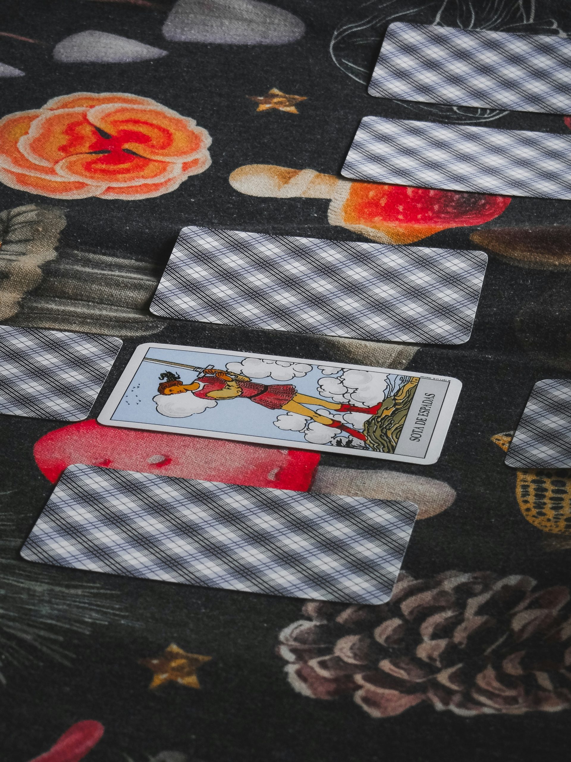 Symbolbild – keine Tarot-Sitzungen Symbolbild: Tarotkarten – Lilia nutzt keine Karten, sondern arbeitet ausschließlich mit alten Kristallen