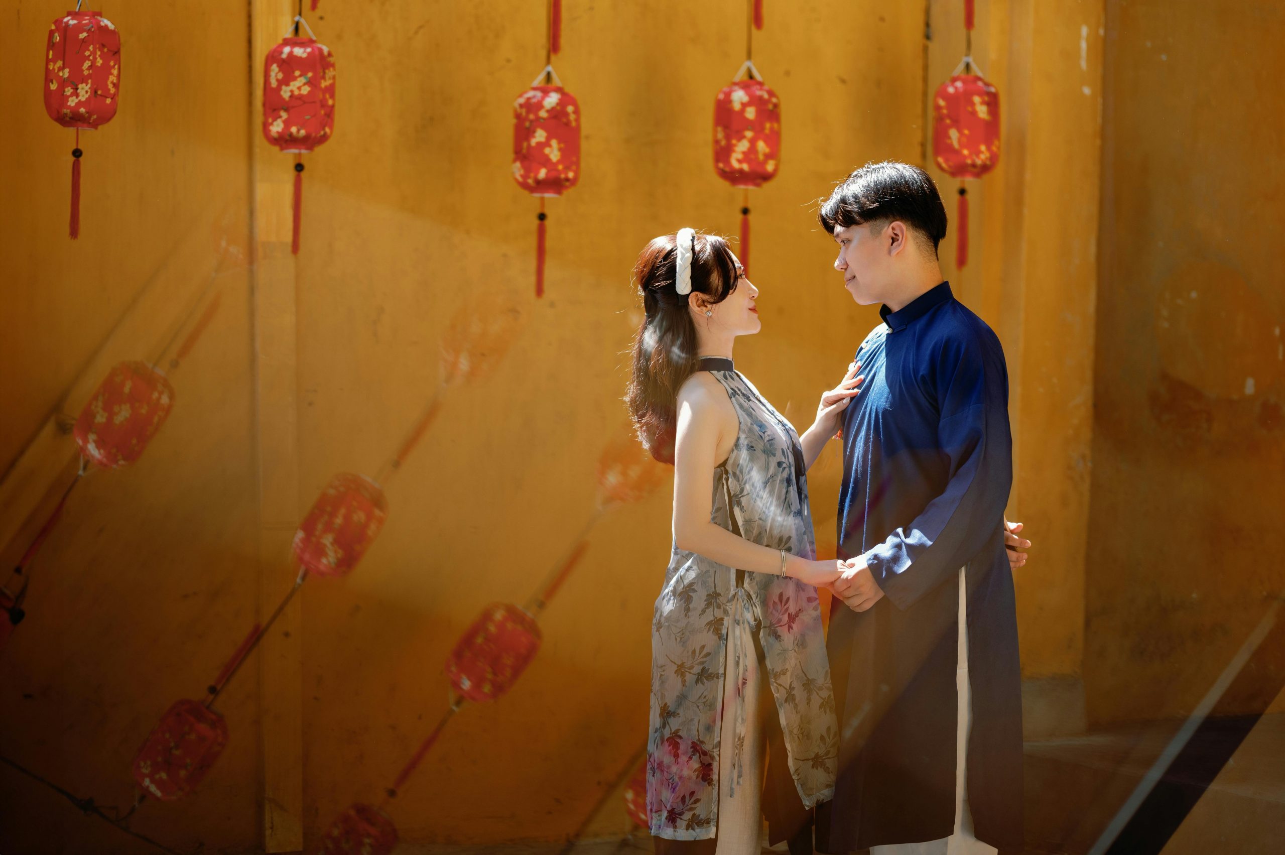 Hände voller Zauber Liebeszauber: Zwei Menschen halten Hände – Symbol für Verbindung und Magie