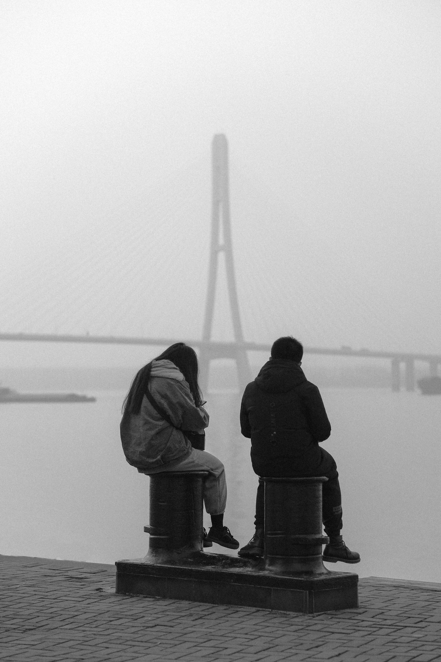 Schweigen am Ufer Liebeskummer: Zwei Menschen in Distanz – Traurigkeit und Abschied