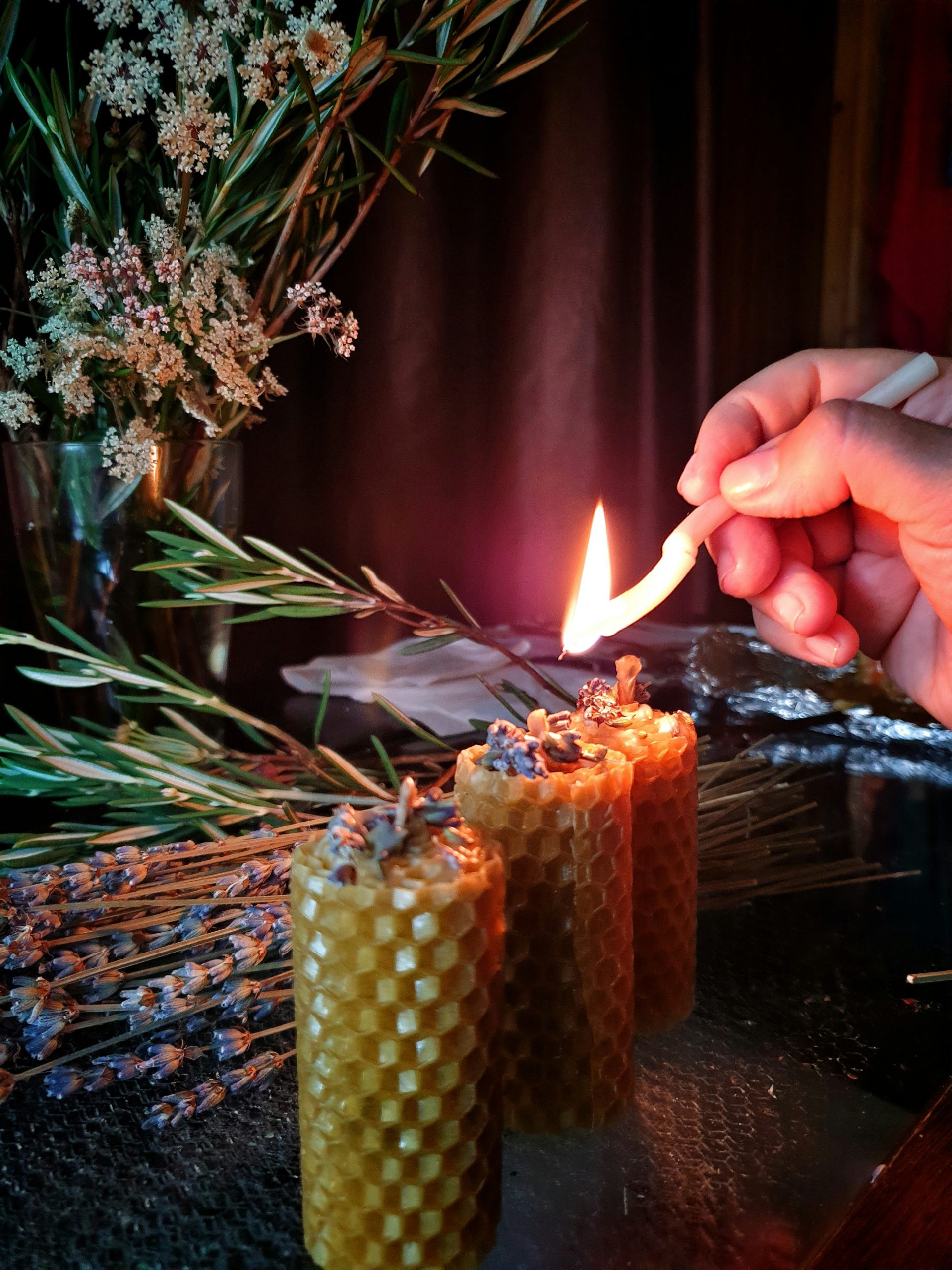 Energie darf fließen Hände mit goldenen Lichtern – Energiefluss und Empfangen