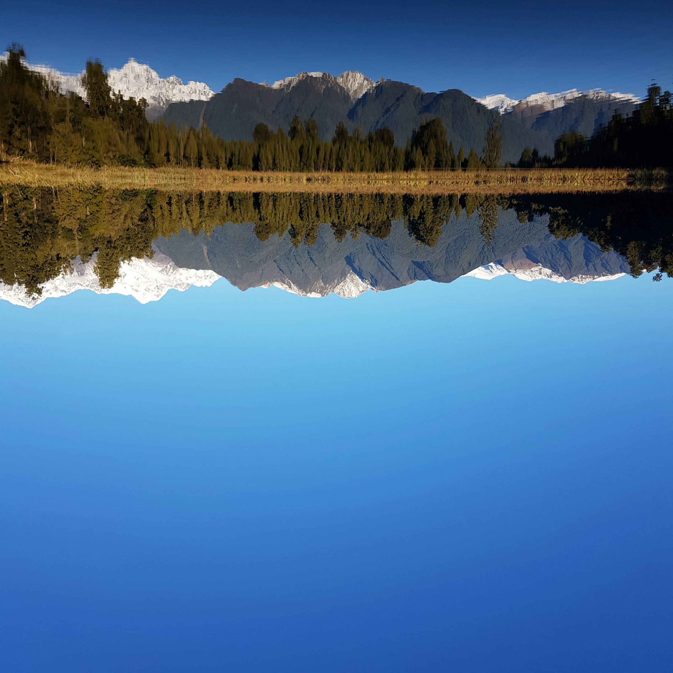 Klarheit wie ein Spiegel Spiegelklarer See mit Bergreflexion – innere Klarheit finden