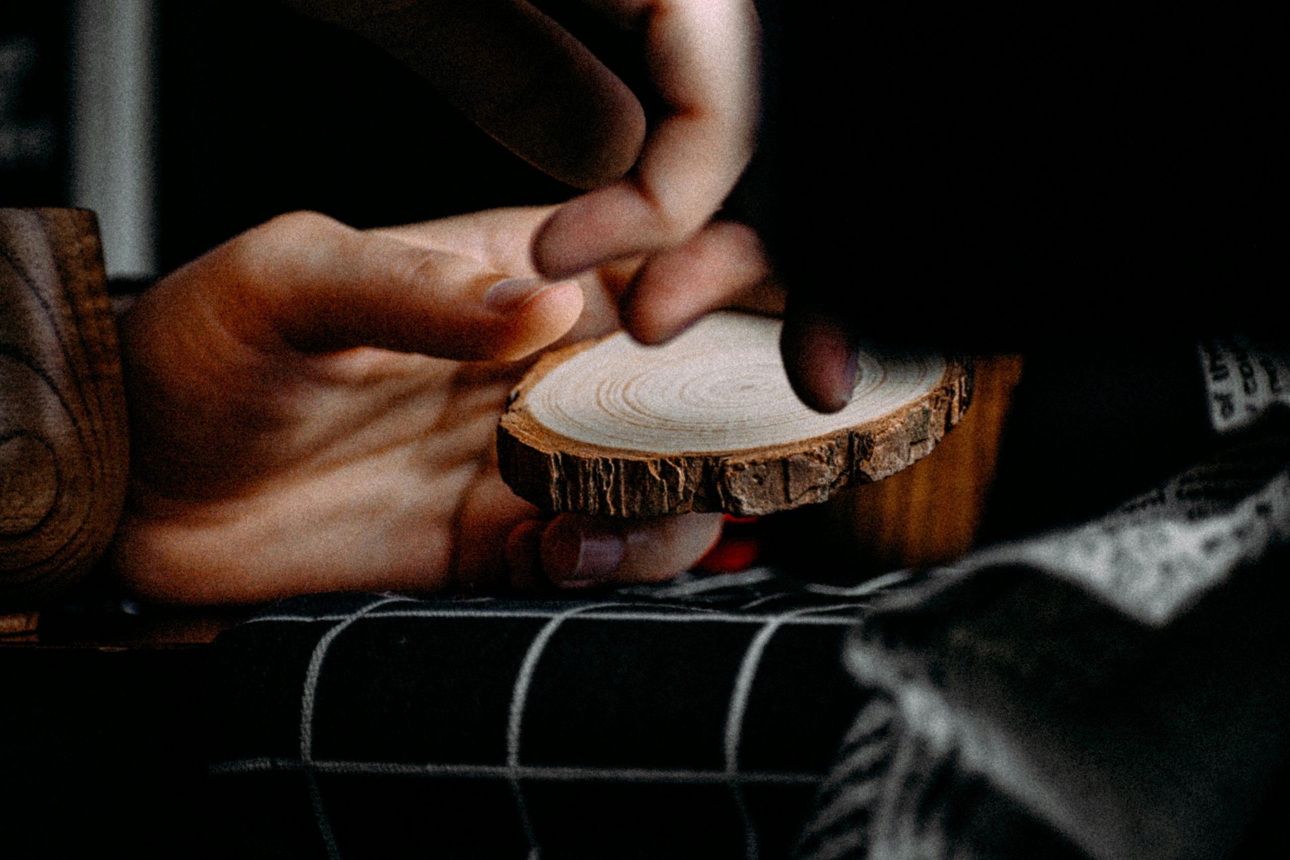 Intuition & Kristallarbeit – ohne Runen Symbolbild: Zeichen & Intuition – Lilia liest keine Runen, sondern arbeitet mit vererbten Kristallen