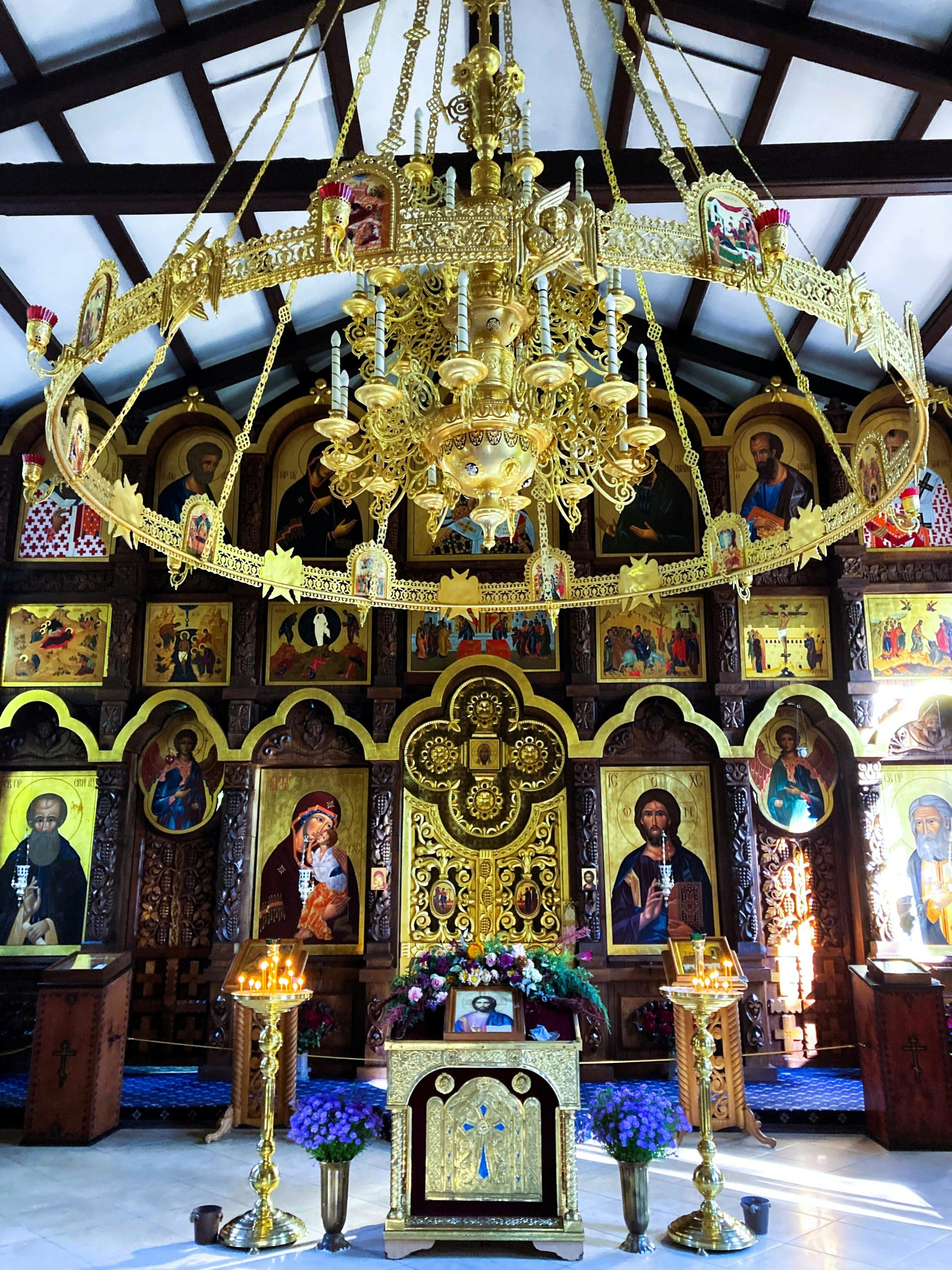 Symbolbild Achtsamkeit – Innere Ruhe & Orientierung Goldener Kirchenraum mit Ikonen – Symbol für Achtsamkeit und feierliche Atmosphäre