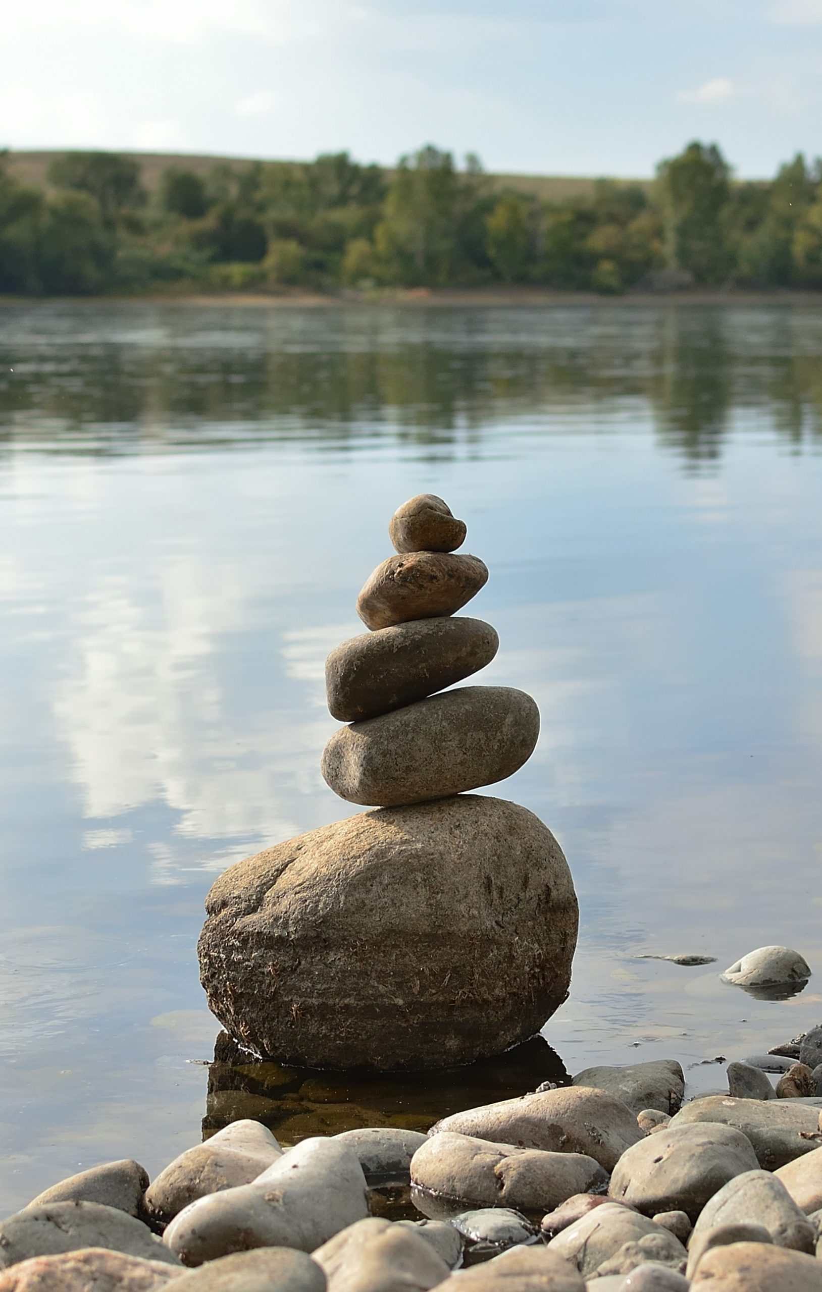 Steinturm am Wasser – Balance