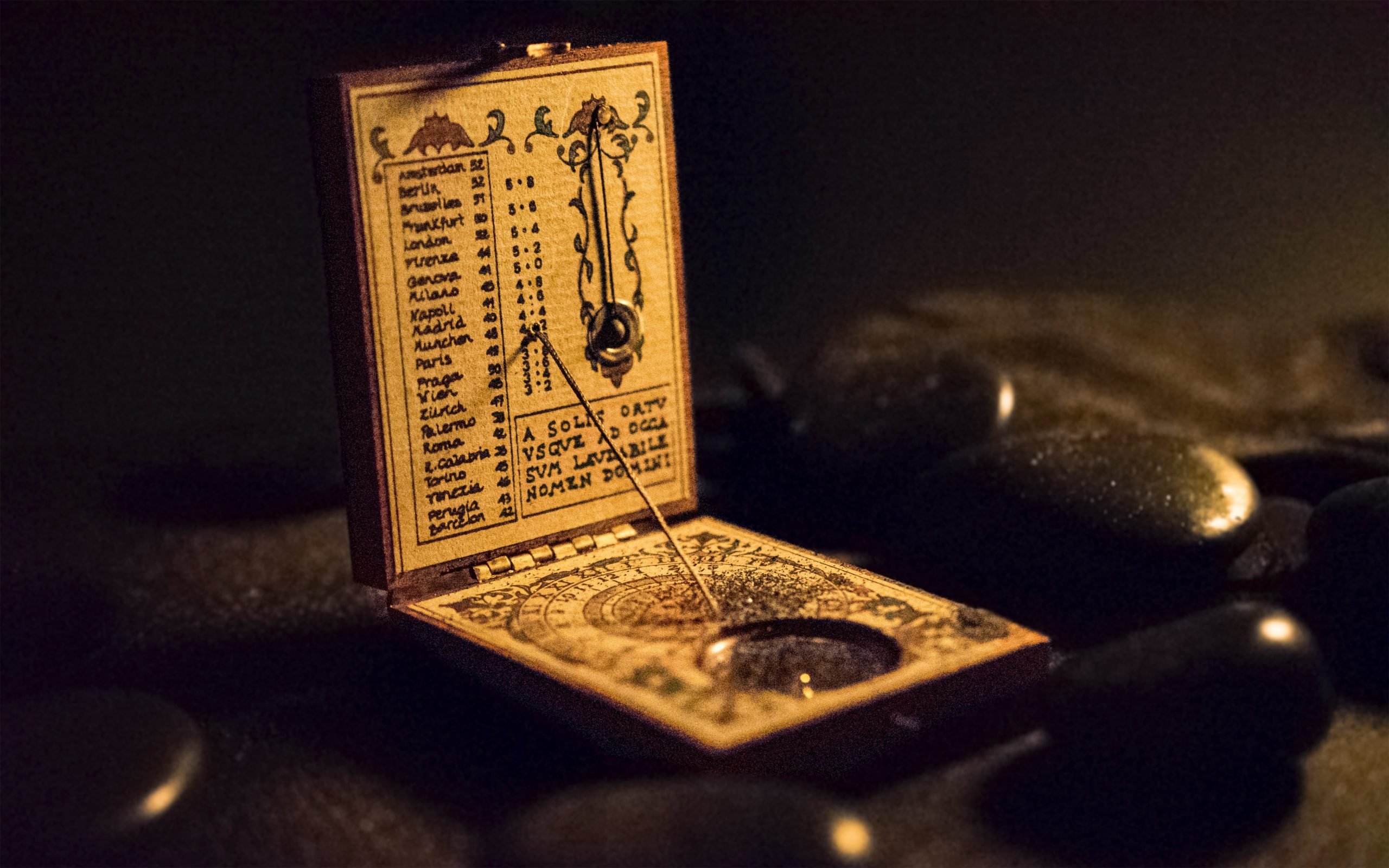 Dein Norden – Orientierung mit Herz Symbolbild: Alter Kompass – Orientierung im Leben; Lilia arbeitet ohne Karten, nur mit Kristallen