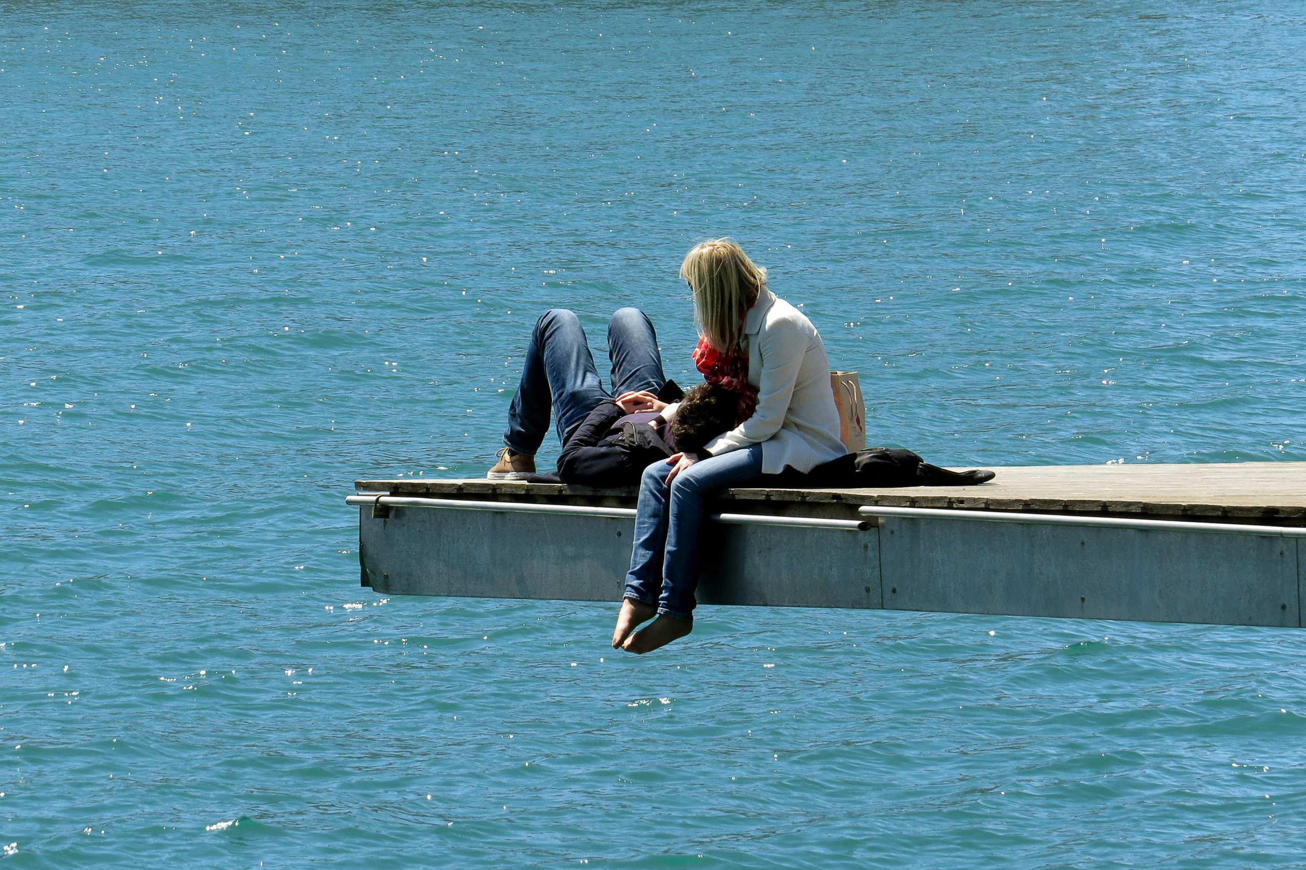 Geborgenheit & Balance Paar am Wasser – Ruhe & Geborgenheit