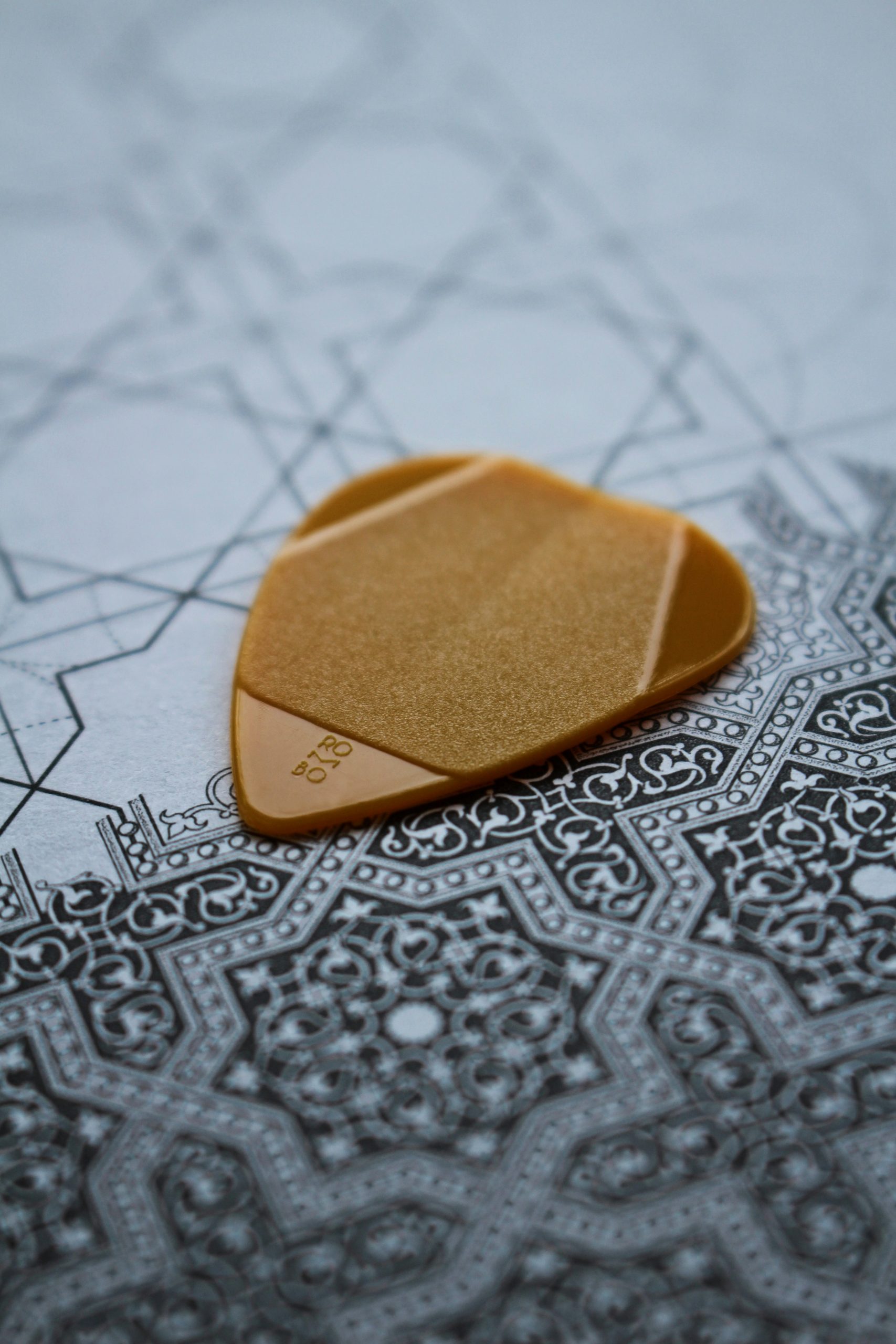 Ausrichtung & Schutz – mit Kristallen Symbolbild: Talisman – Lilia setzt auf Schutz durch klare Grenzen und Kristallarbeit