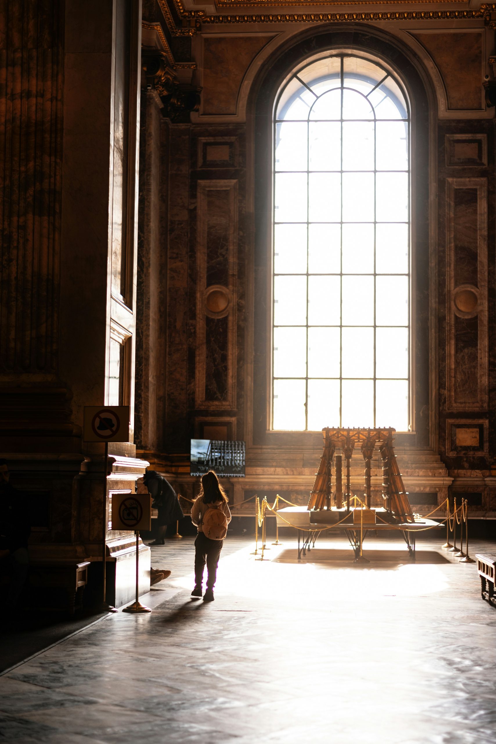 Klarheit finden – Russischsprachige Begleitung Lichtstrahl in historischem Raum – Symbol für Klarheit und Wegfindung