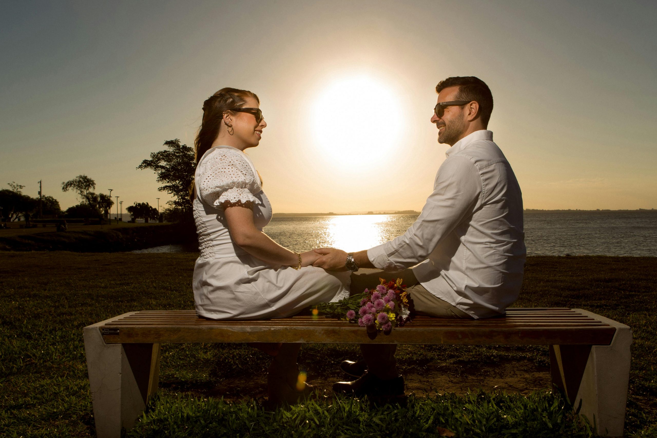 Gemeinsamer Weg am Wasser Partnerzusammenführung: Paar am See im Sonnenuntergang – Nähe und Ruhe