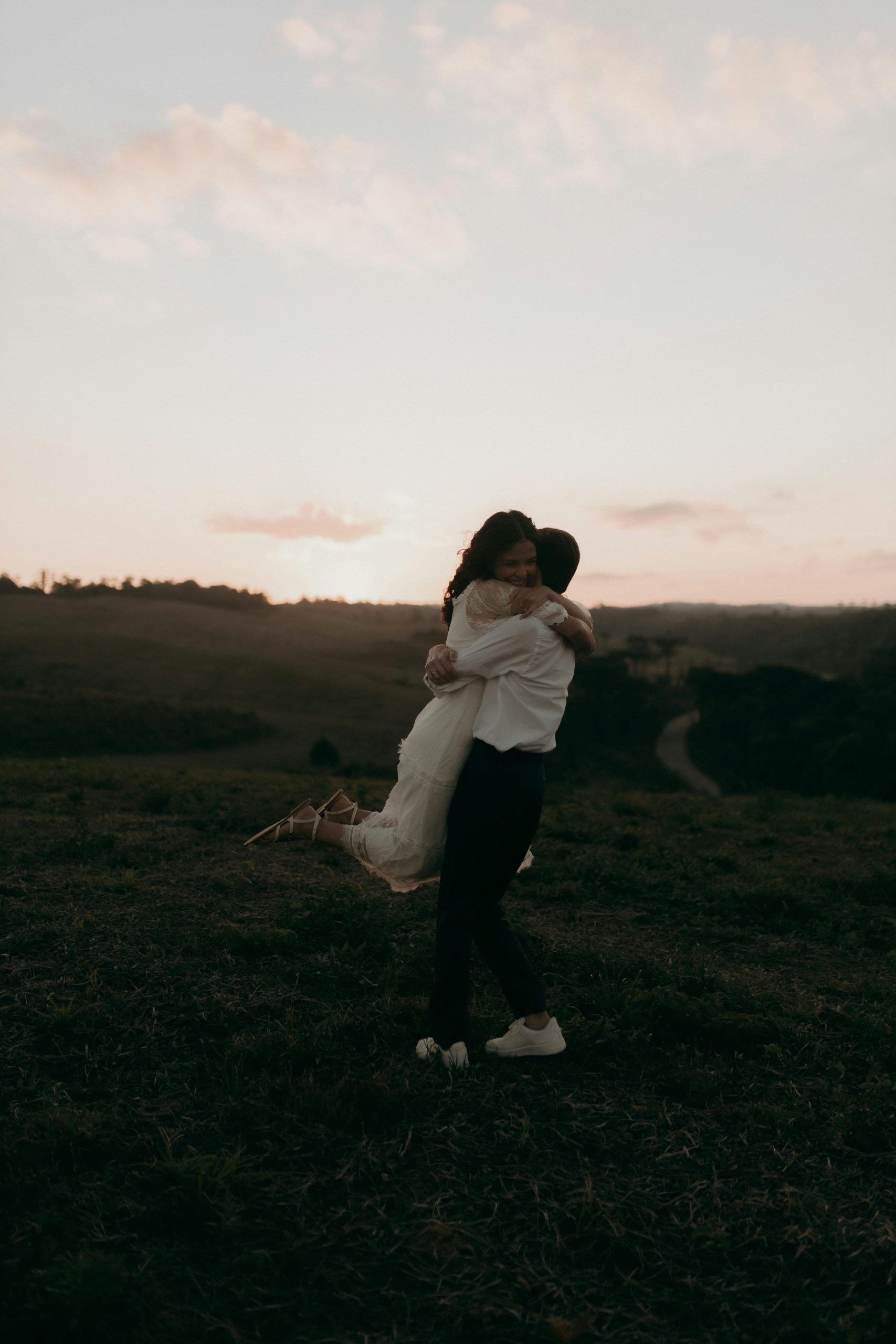 Geborgenheit im Licht Partnerzusammenführung: Umarmung im Abendlicht – Geborgenheit und Wärme