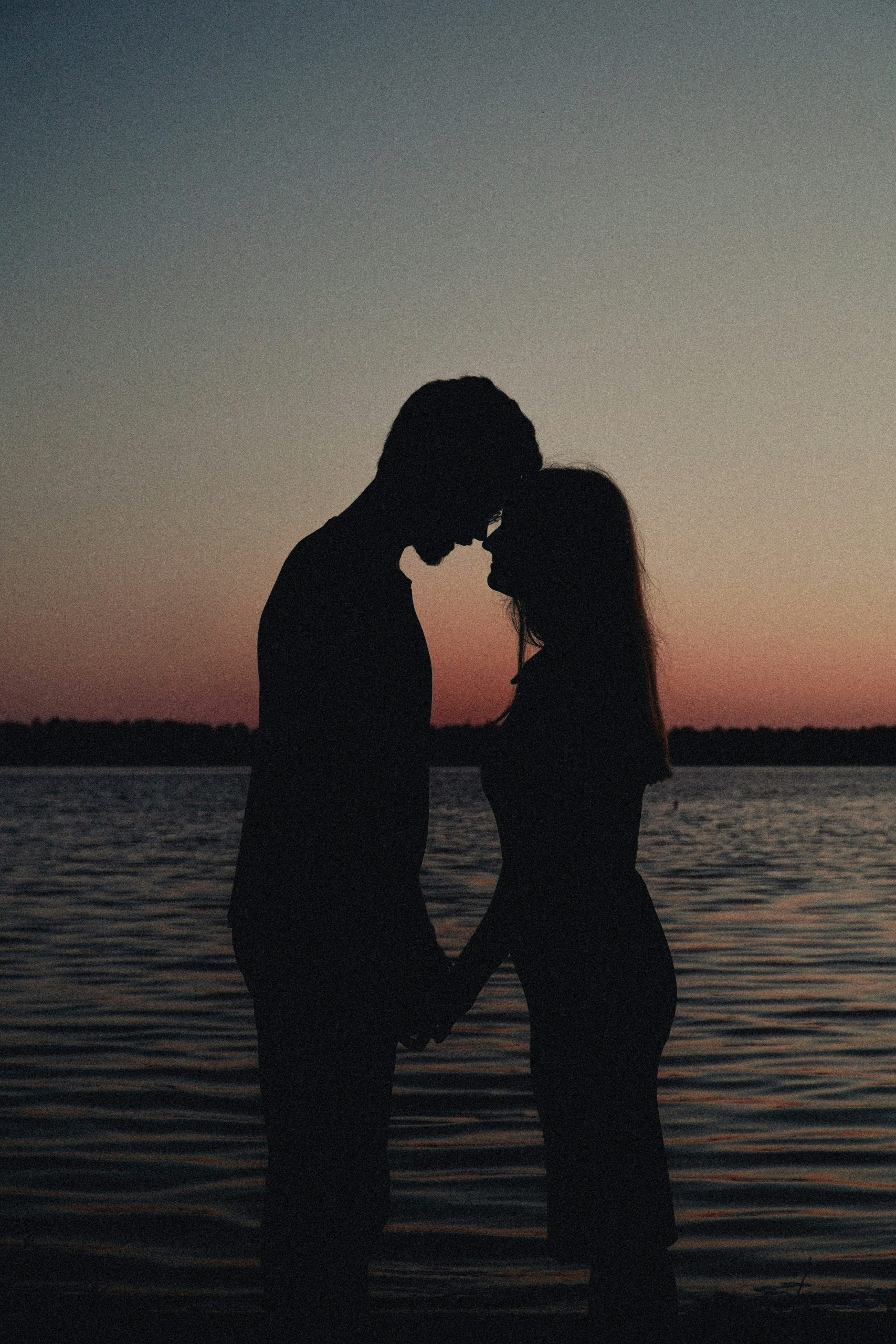 Die Brücke der Gefühle Partnerzusammenführung: Hände halten am Wasser – leise Verbundenheit