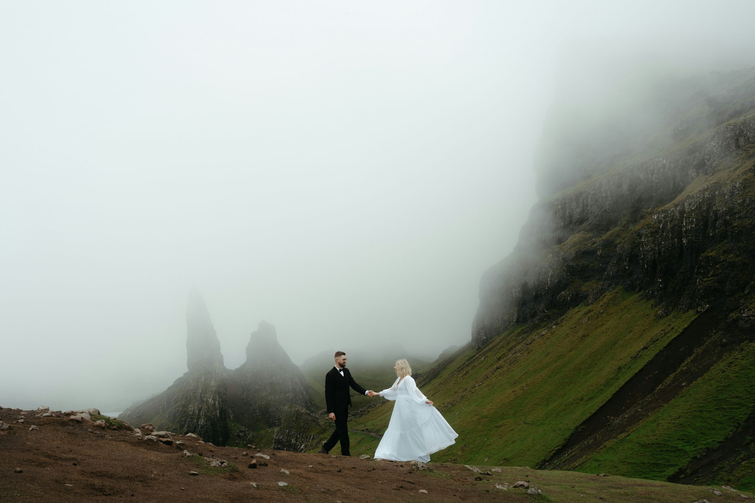 Vertrauen neu aufbauen Partnerzusammenführung: Paar in der Natur – ehrliches Gespräch und leise Nähe