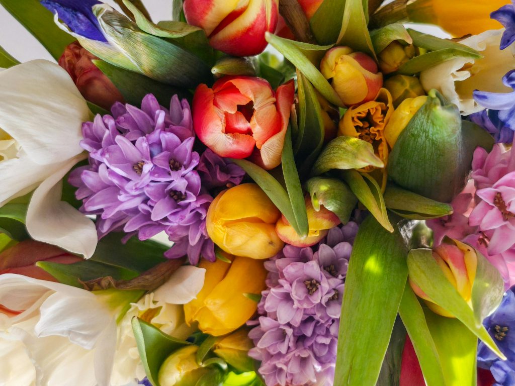 Весенний букет с розовыми тюльпанами и гиацинтами — символ благодарности, любви и положительной энергии.