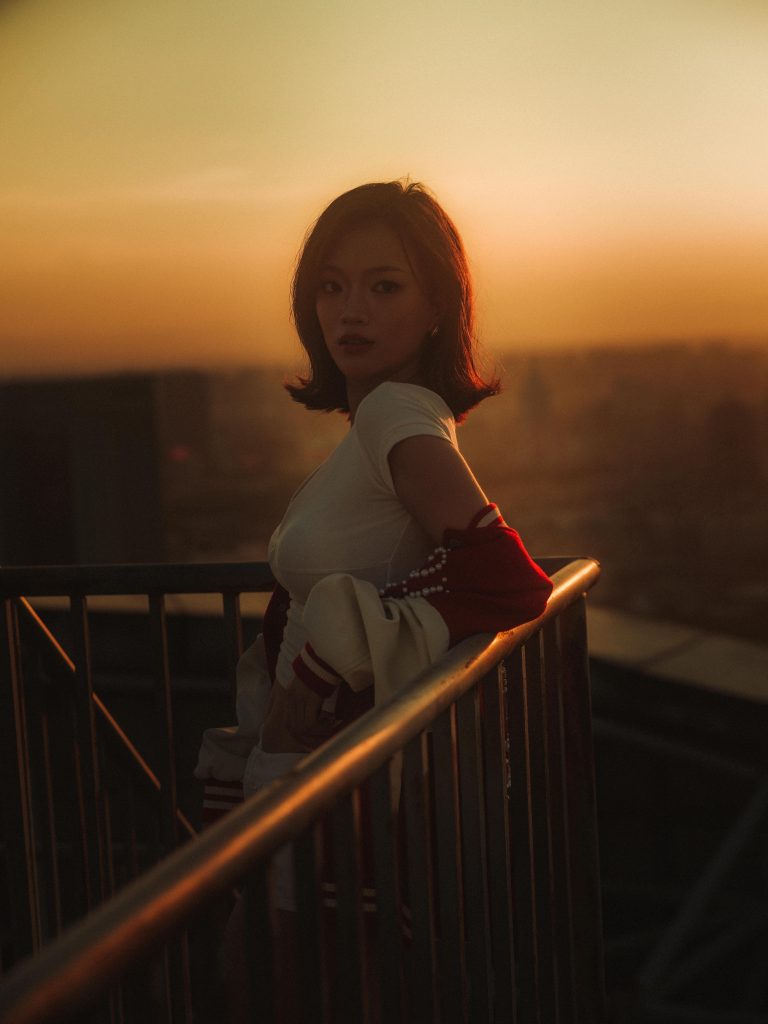 Frau im goldenen Licht des Sonnenuntergangs – Symbol für Stärke und Vertrauen.