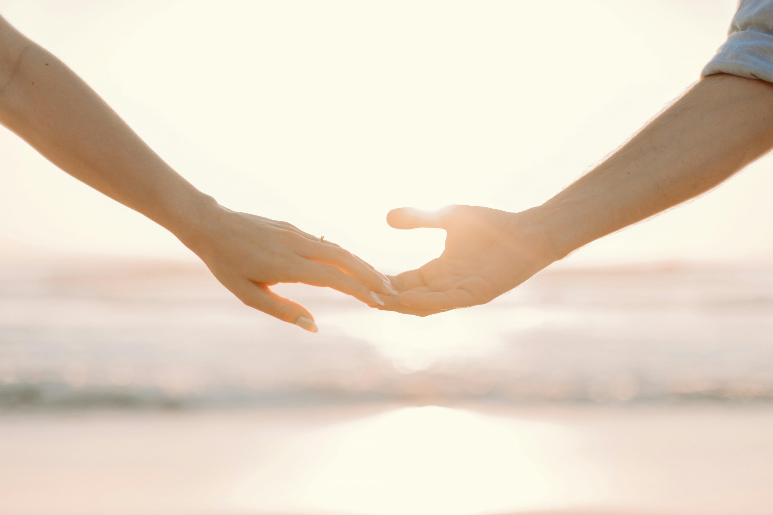 Руки в солнечном свете — символ надежды, доверия и открытого сердца.