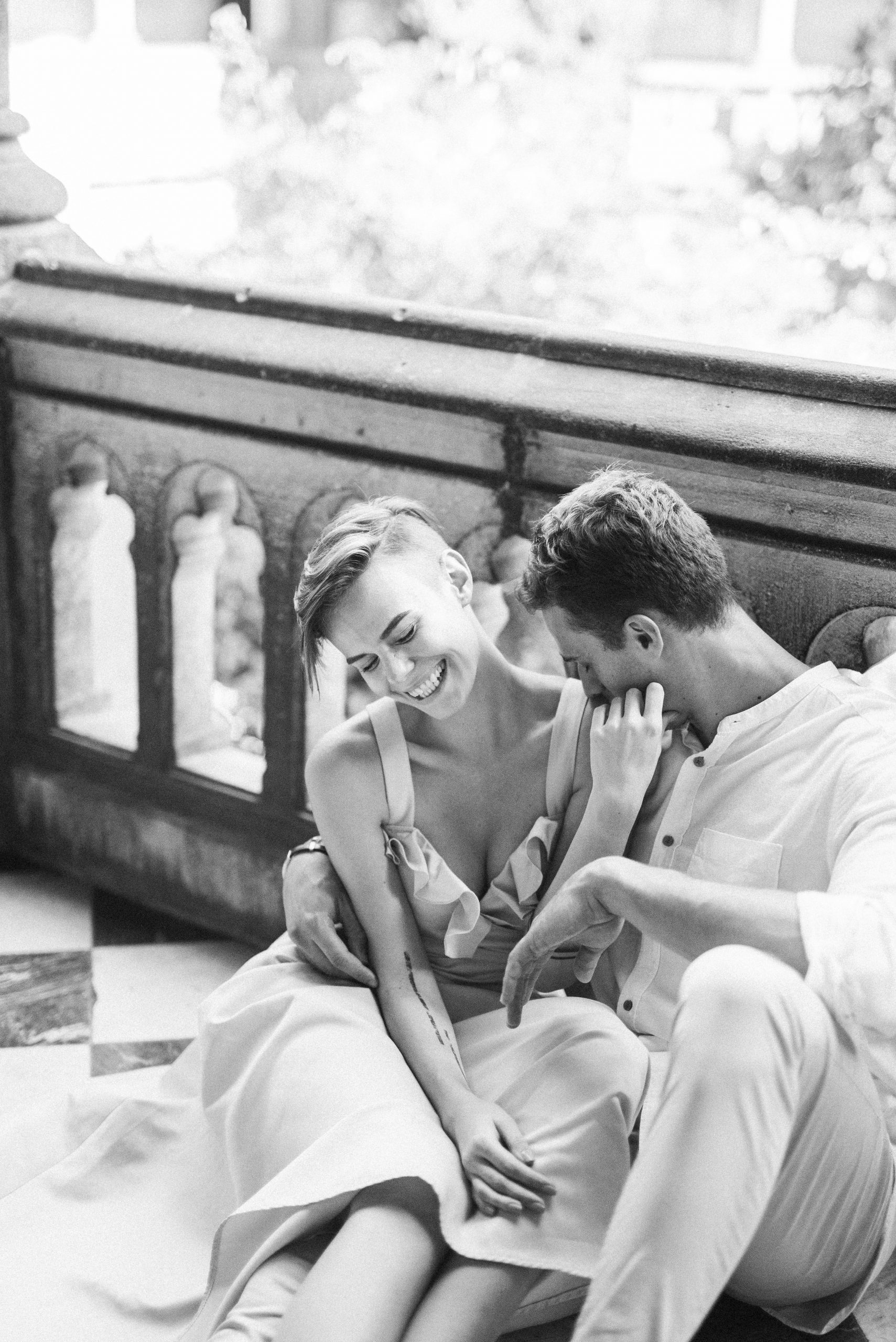 Пара сидит на полу задумчива — символ расставания, тоски и надежды на любовь.