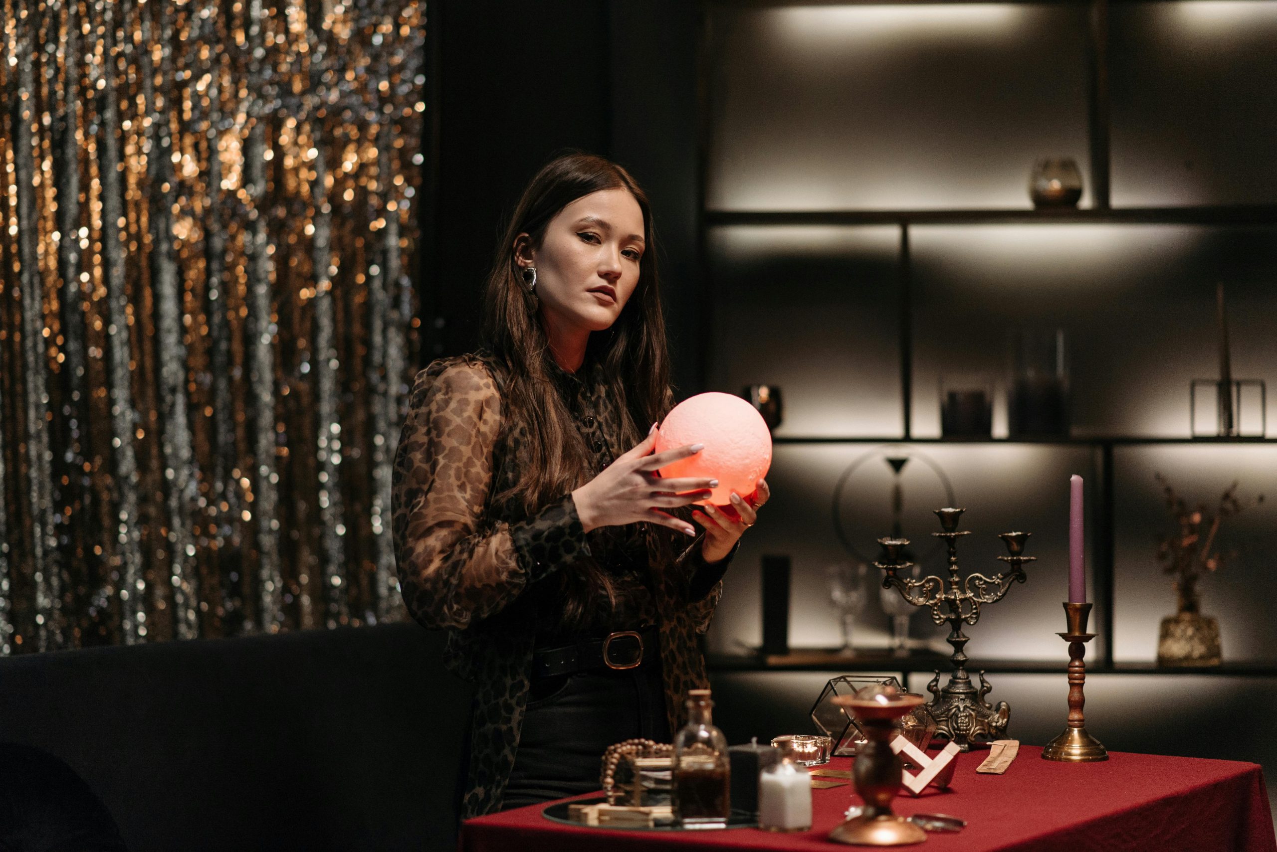 Женщина держит светящийся лунный шар — символ энергии, интуиции и внимательности.