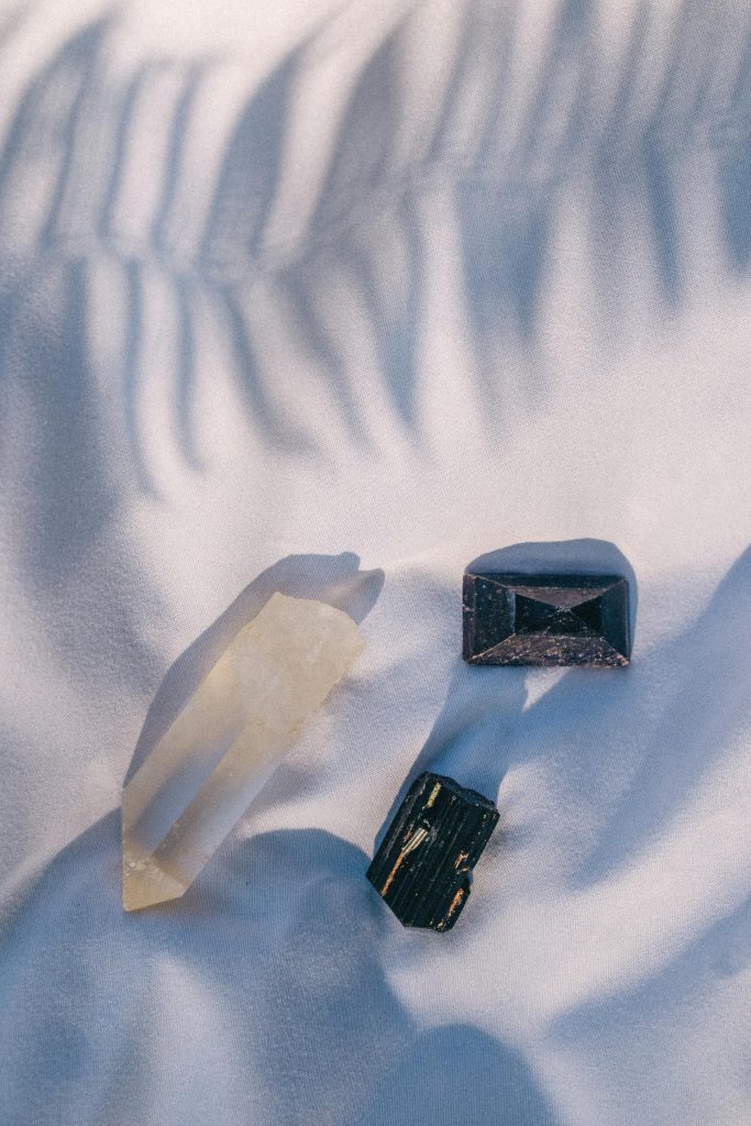 Кристаллы на светлом фоне как символ энергетической ясности, осознанной ритуальной работы и внутреннего баланса