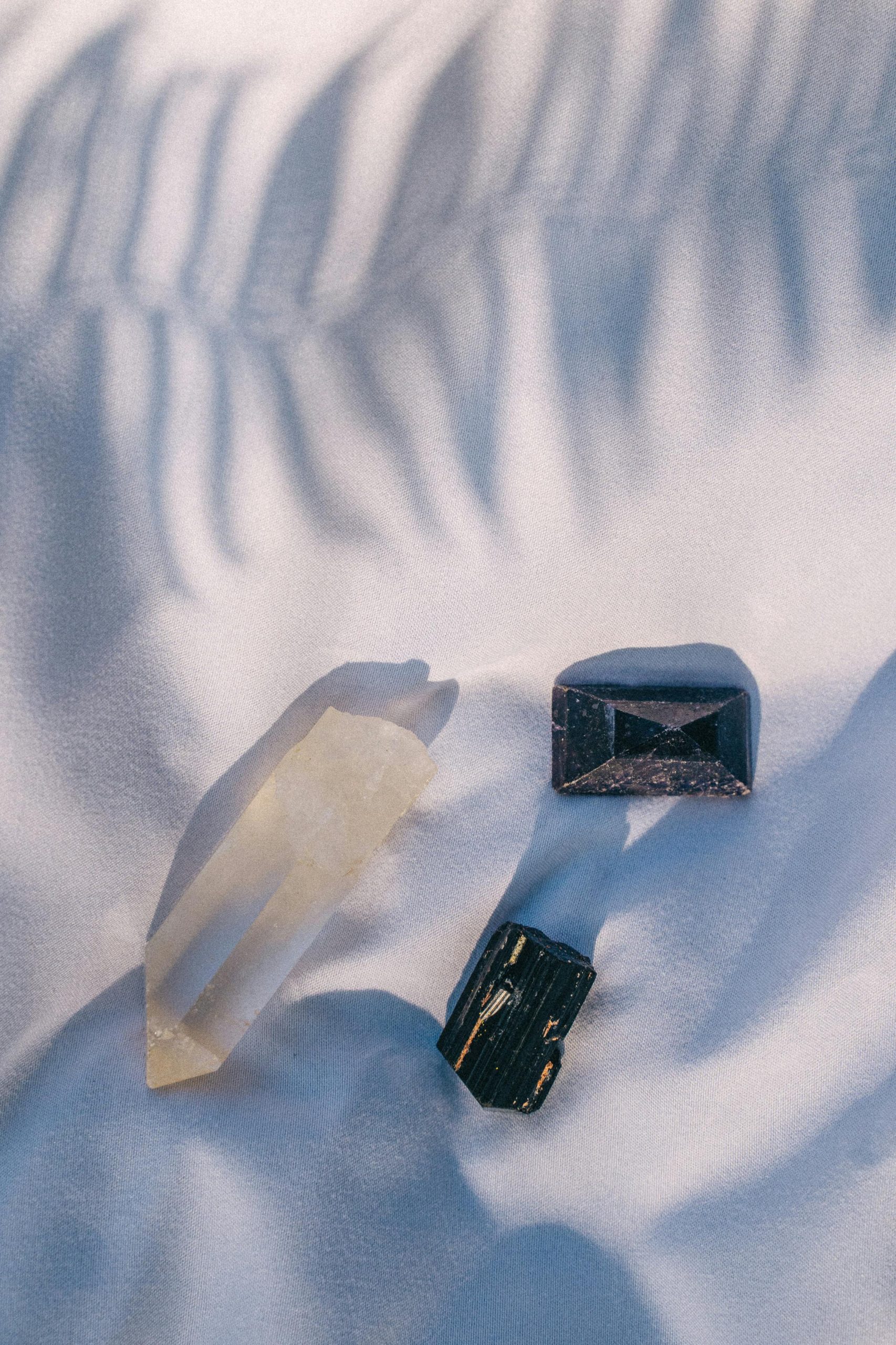 Кристаллы на светлом фоне как символ энергетической ясности, осознанной ритуальной работы и внутреннего баланса