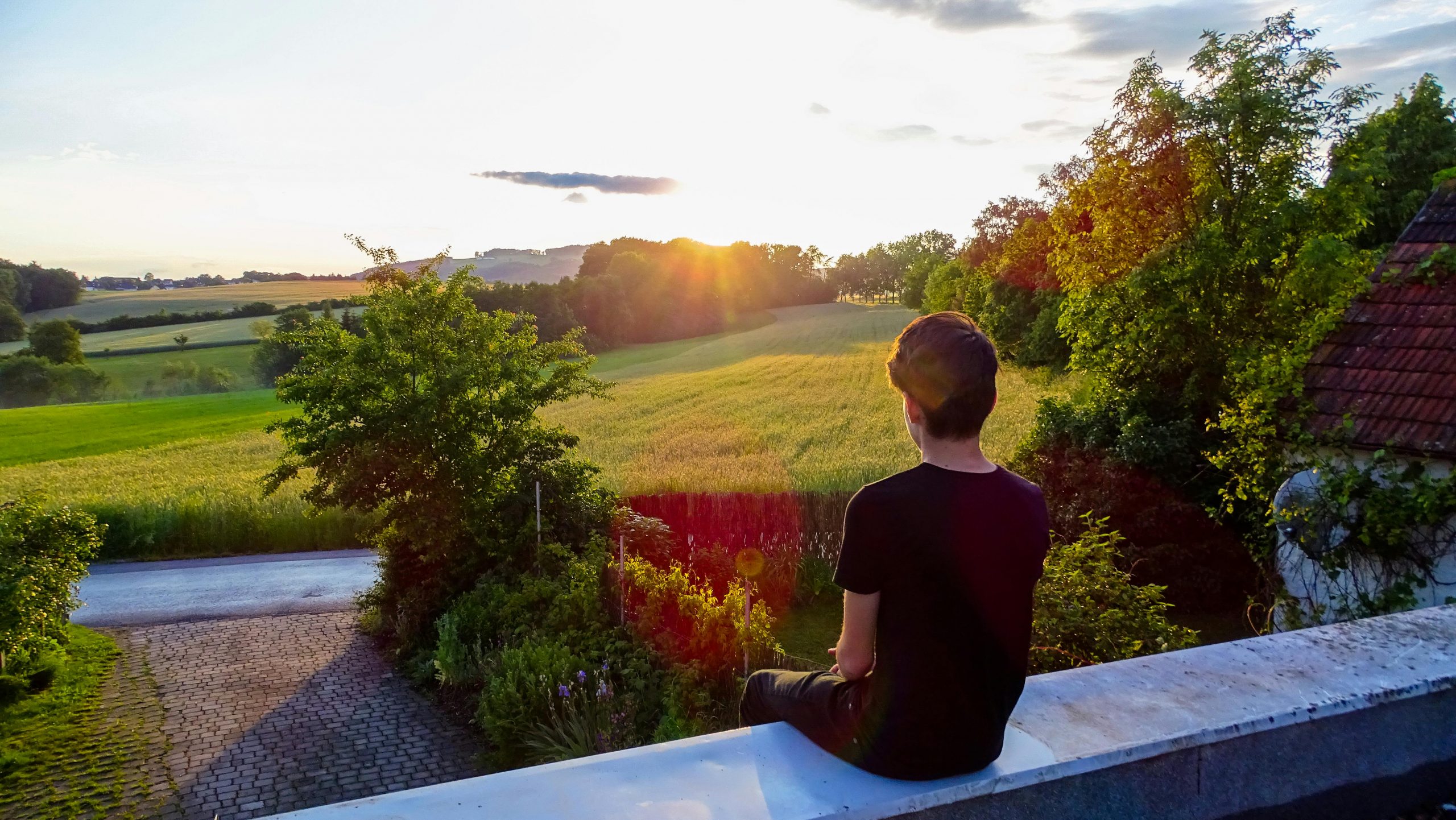Mann schaut nachdenklich in die Ferne nach Trennung – emotionale Situation und Wunsch den Ex zurückzugewinnen durch Magie