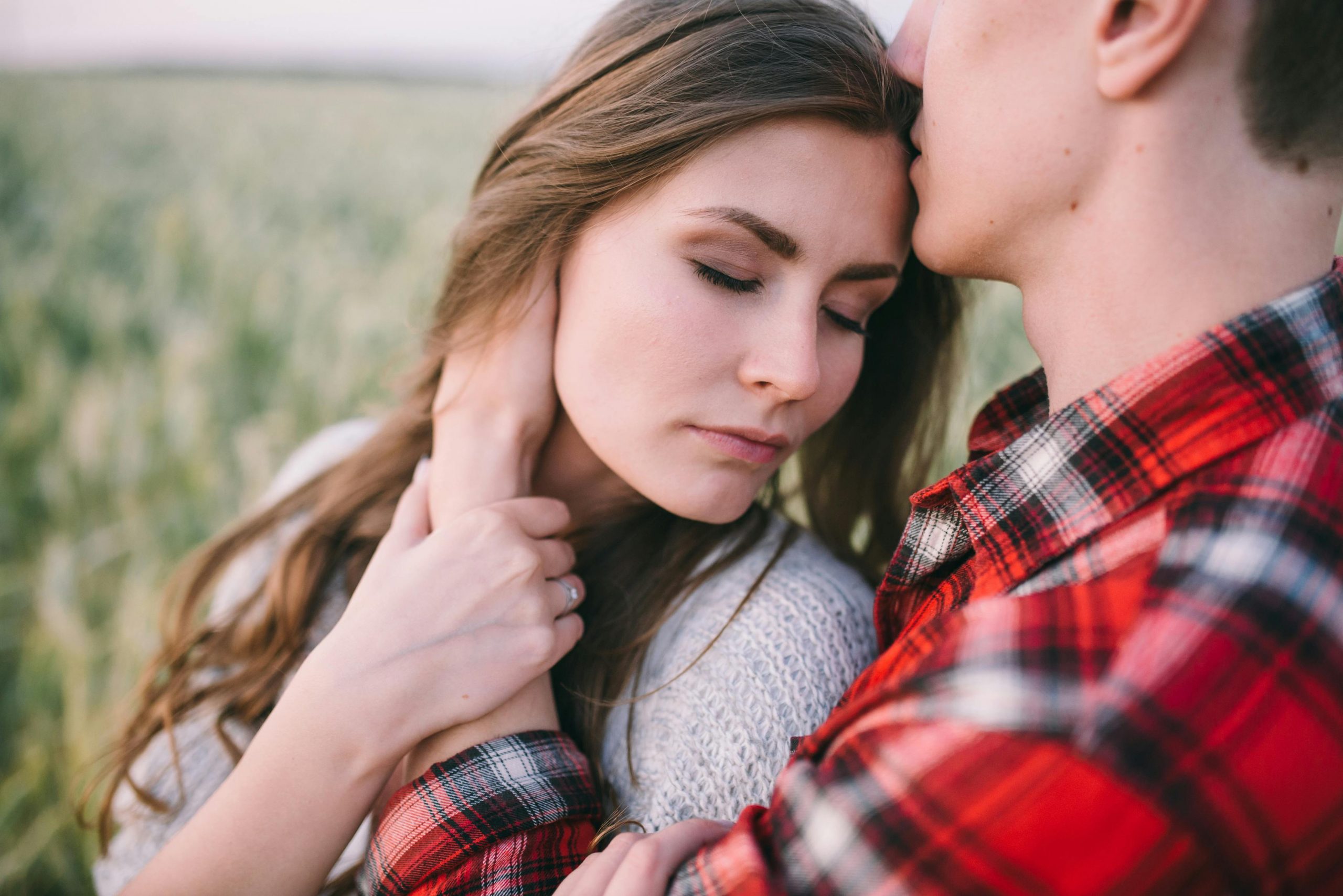 Paar mit emotionaler Verbindung und stiller Nähe als Symbol für wirksame Partnerrückführung