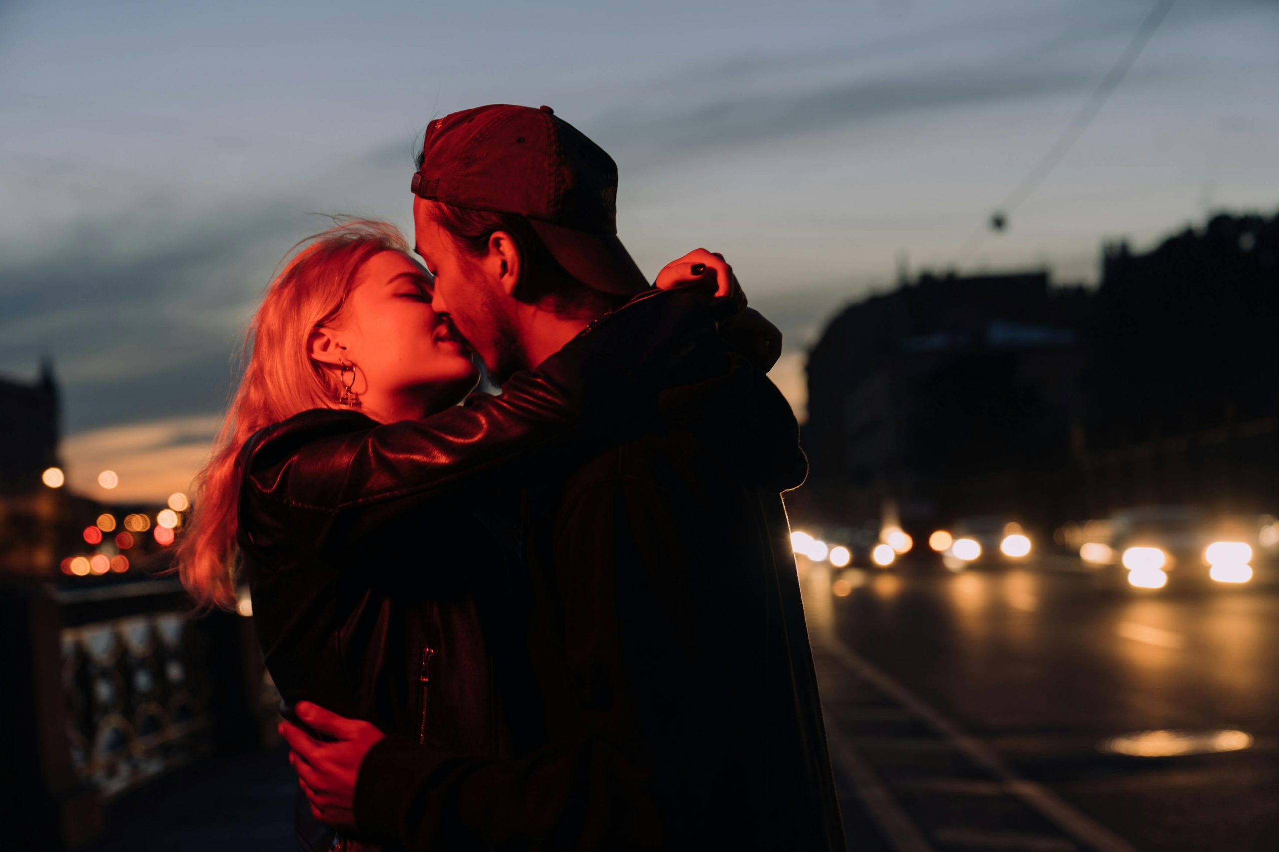 Paar im Sonnenuntergang zeigt Sehnsucht, Verbindung und Geduld in einem emotionalen Prozess
