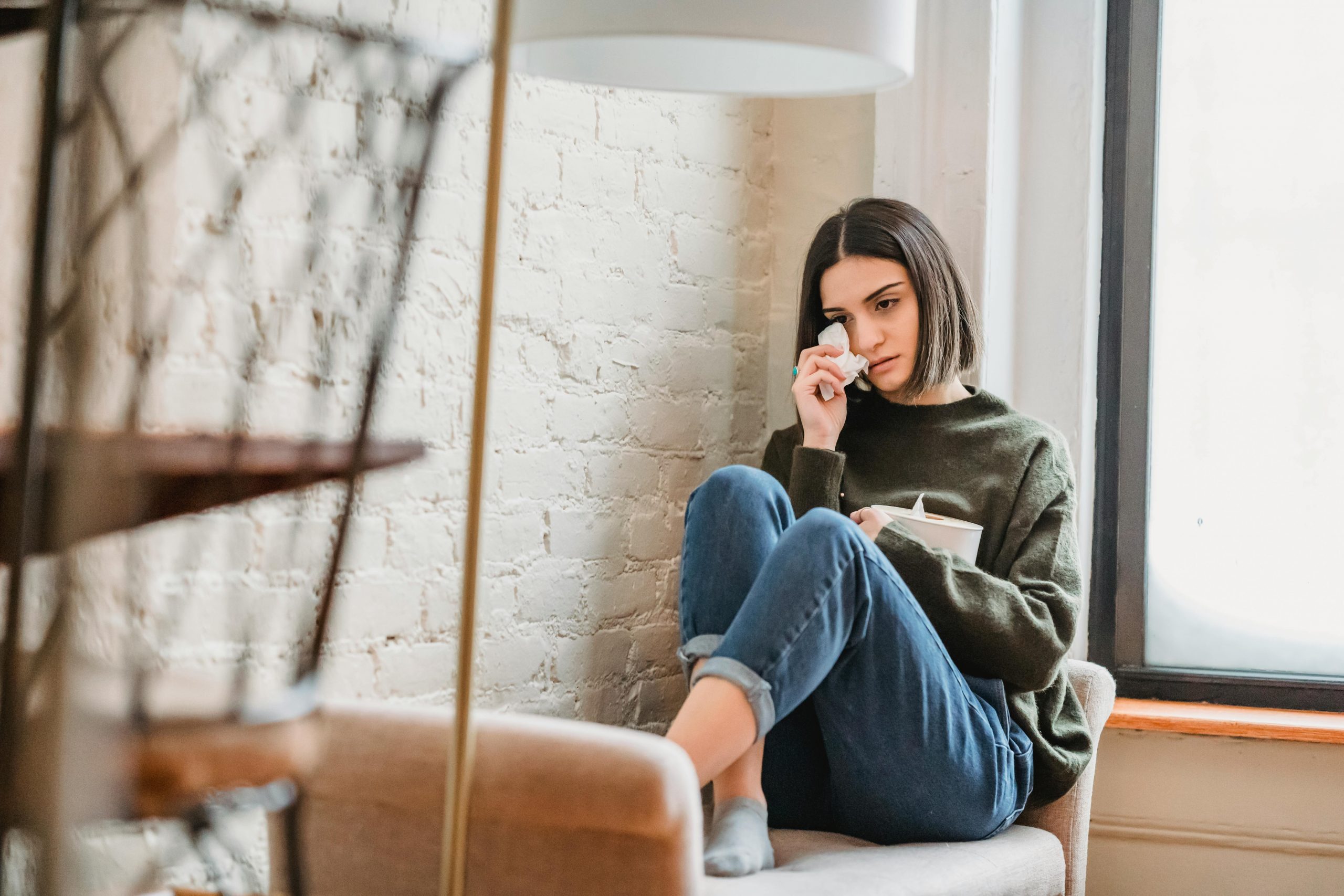 Frau weint nach Trennung und vermisst ihren Ex – Liebeskummer und emotionale Krise