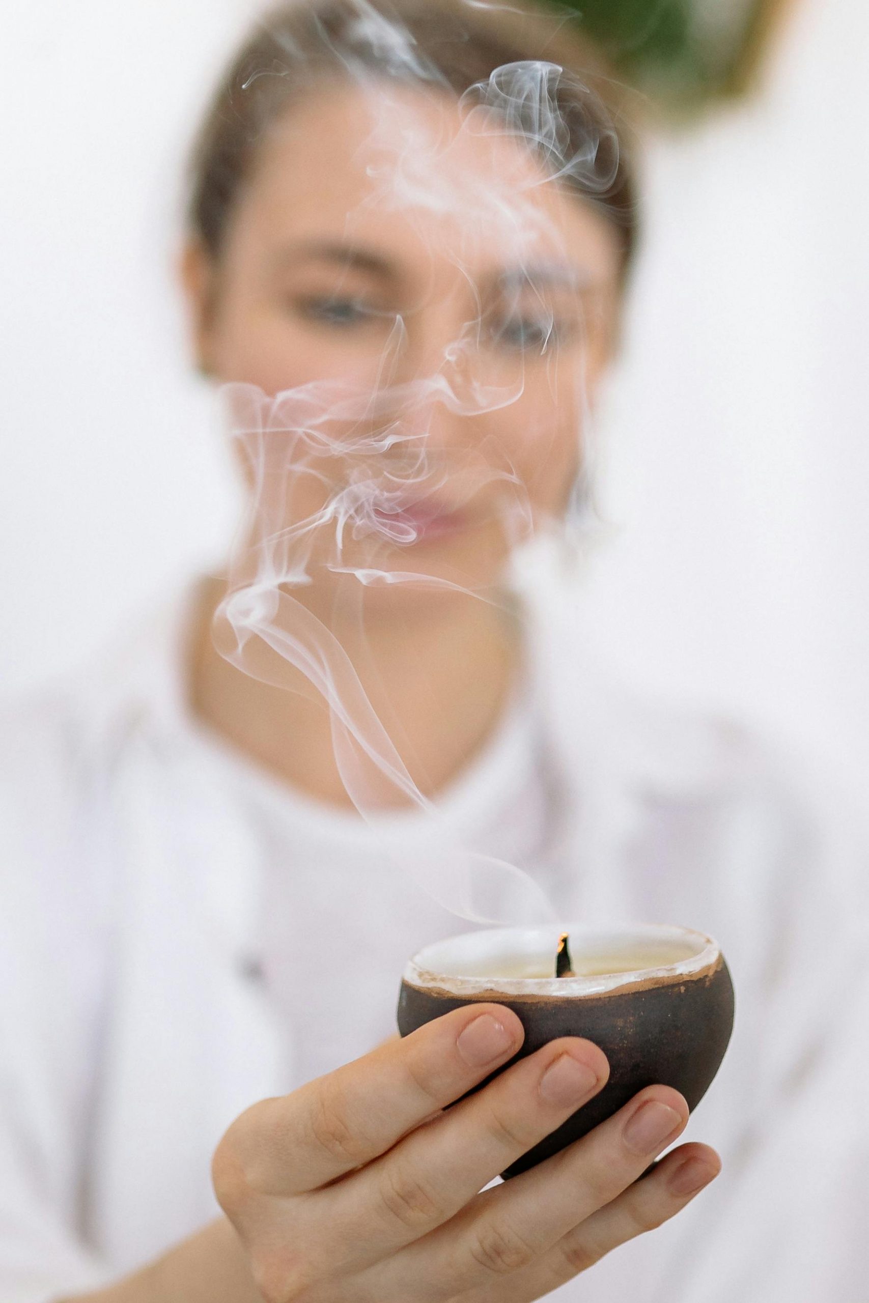 Kerzenlicht in ruhiger Atmosphäre symbolisiert Geduld, Vertrauen und den langsamen Prozess von Ritualen