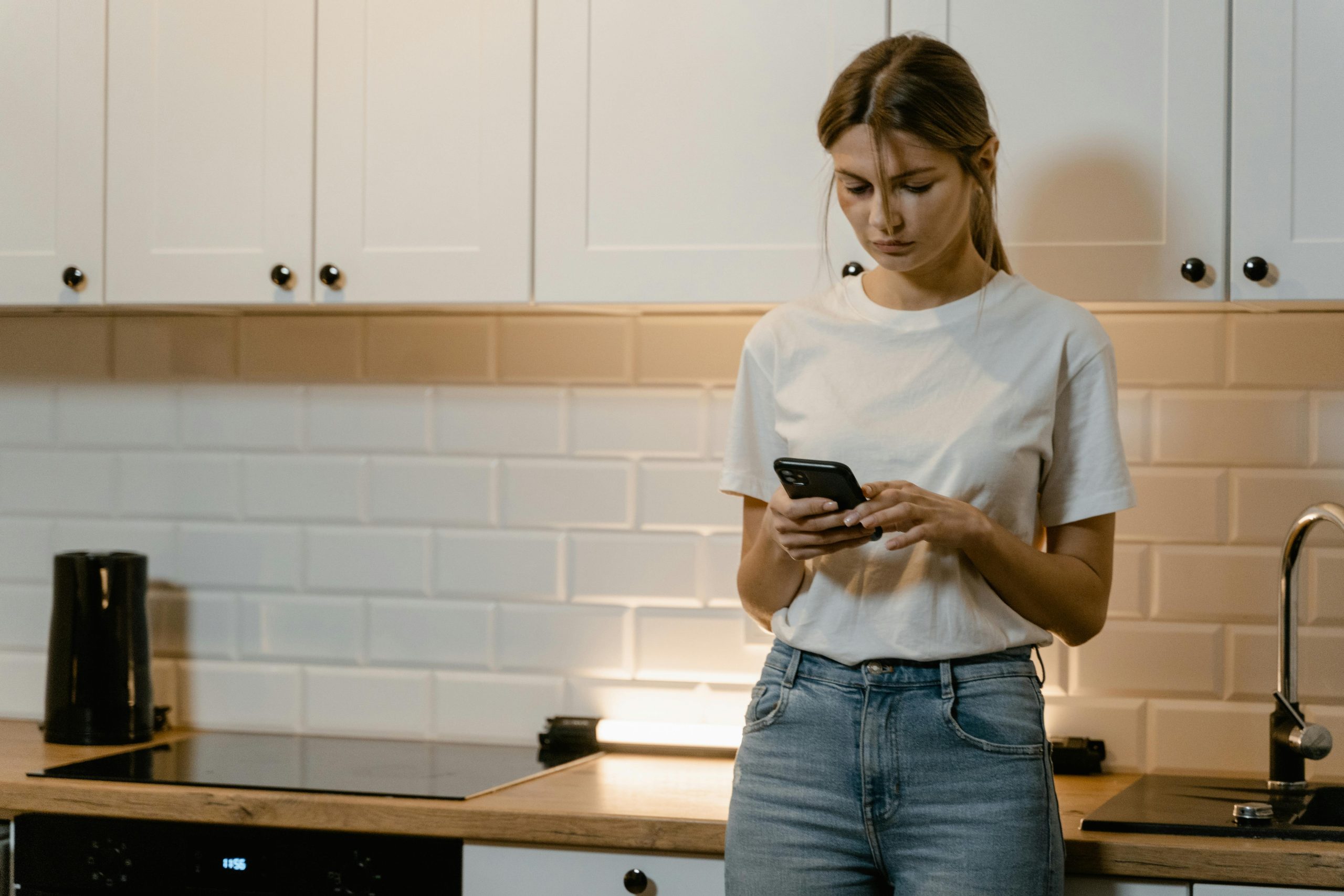 Frau mit Smartphone als Symbol für ex zurück klappt nicht und keine Antwort