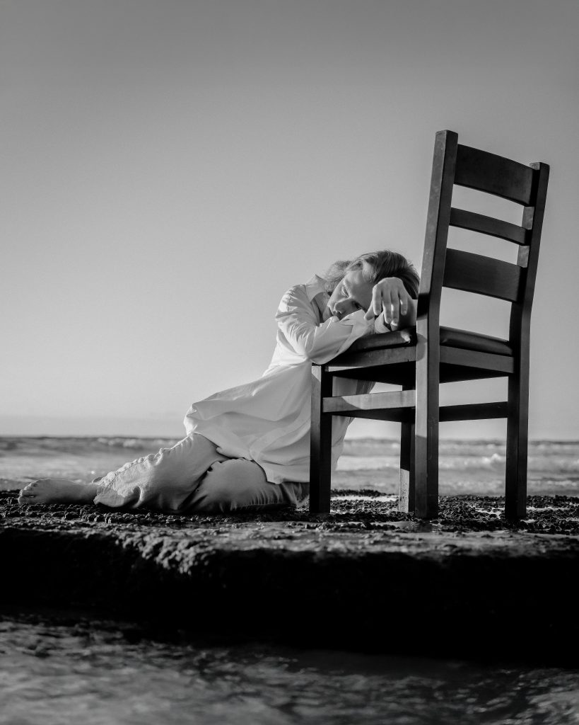 Задумчивая женщина у моря как символ сомнений и надежды после расставания