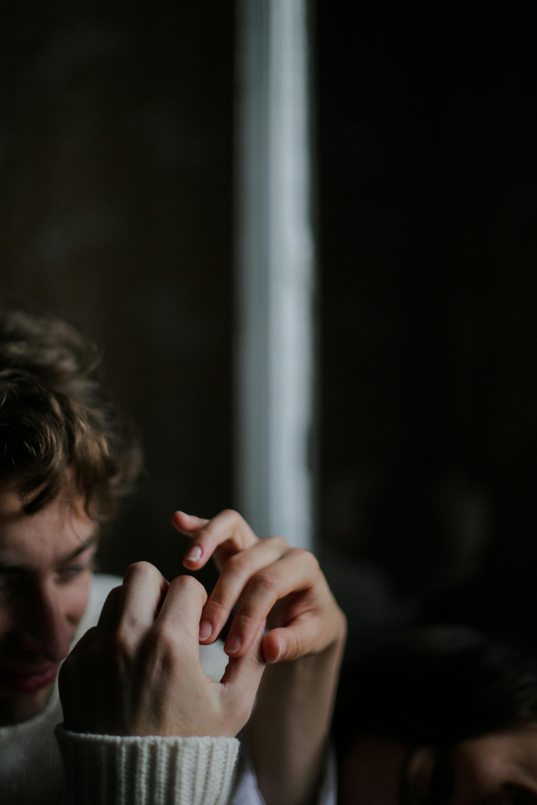 Zwei Hände berühren sich vorsichtig – Symbol für Nähe, Vertrauen und emotionale Verbindung