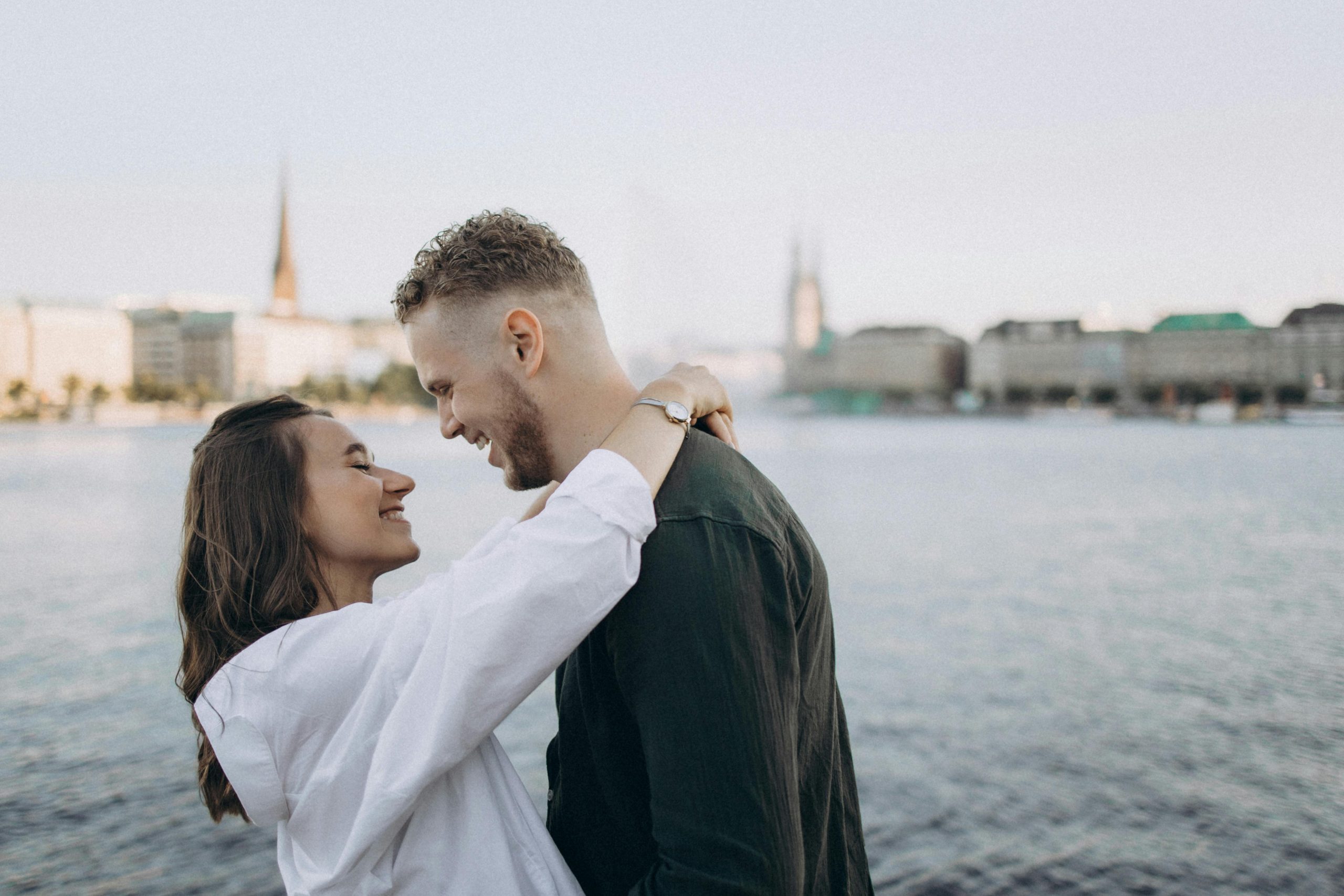 Paar nach Trennung denkt über Gefühle und eine mögliche Partnerrückführung nach