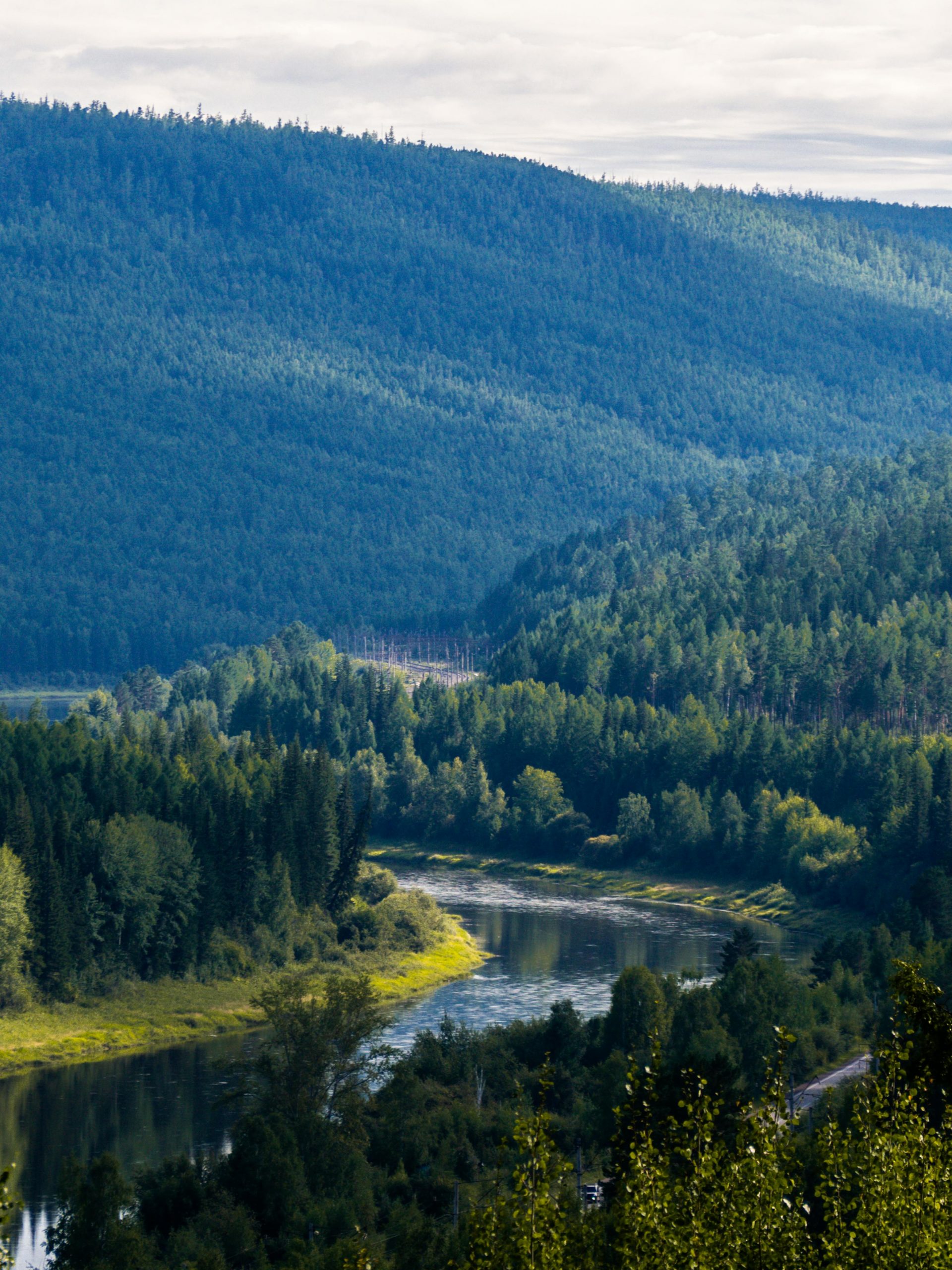 Sibirische Landschaft mit Fluss und Wald – Herkunft, Ruhe und natürliche Weite als Teil von Lilia LBs Wurzeln