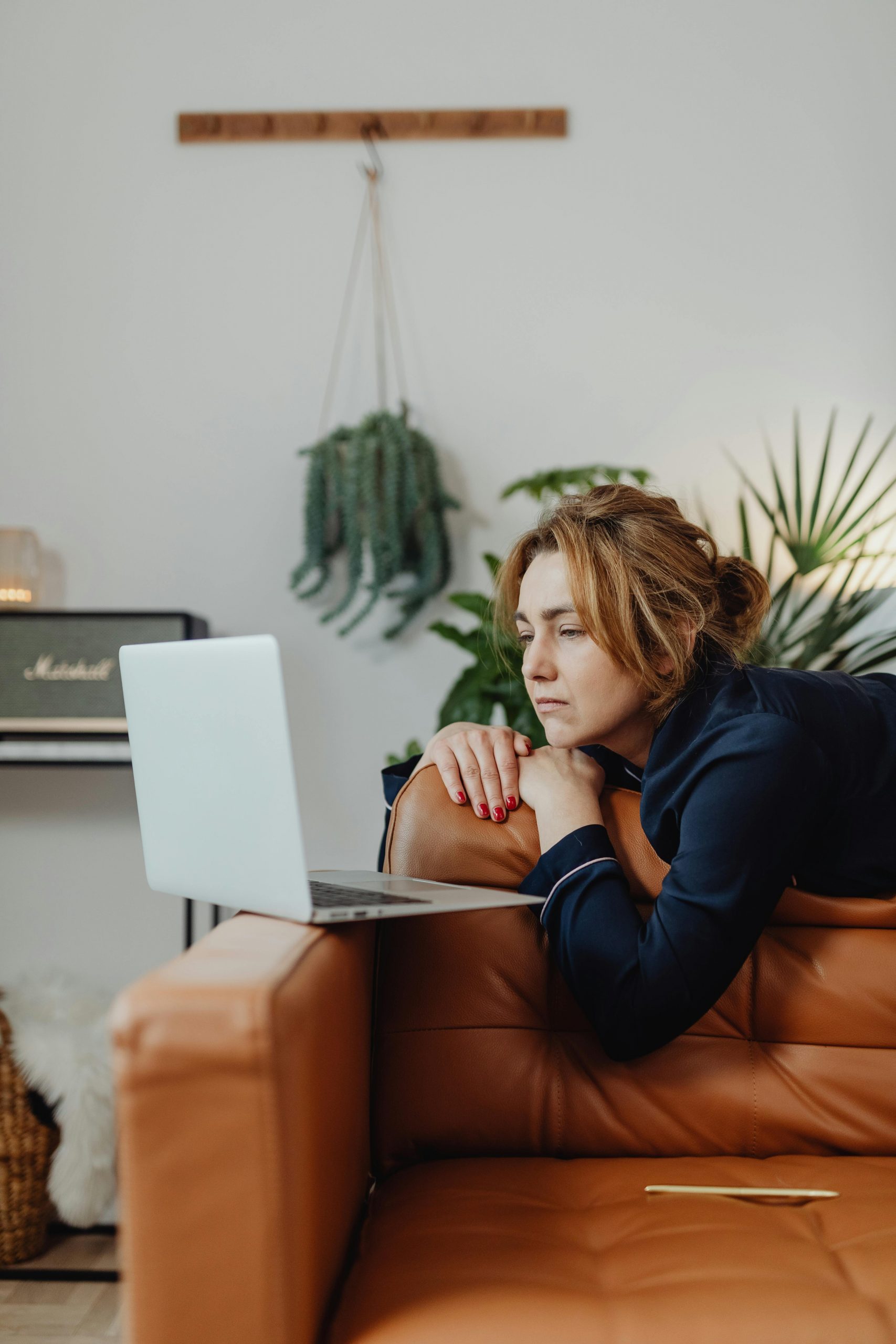 женщина ищет в интернете любовный приворот и приворот самостоятельно