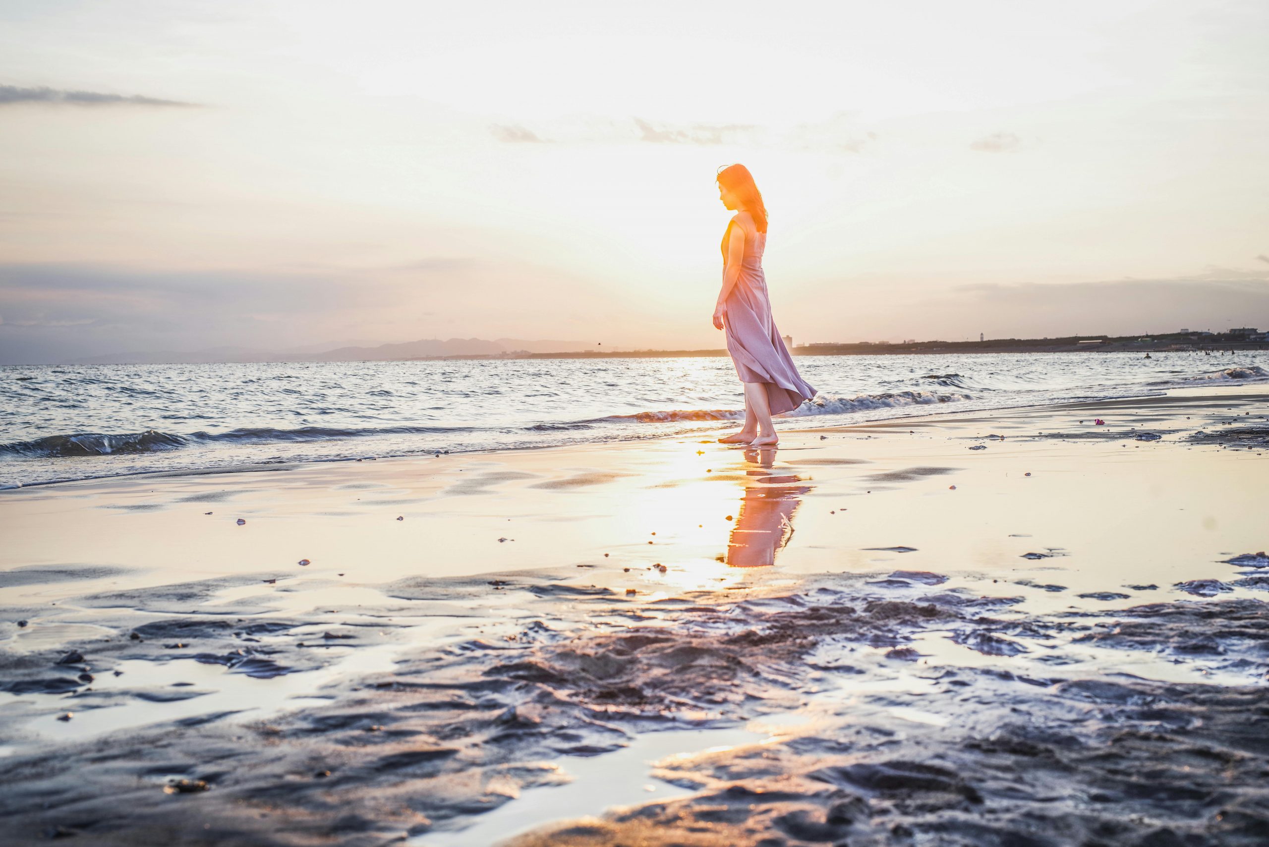 Neue Klarheit nach Liebesritual – Frau am Strand als Symbol für Ruhe und Perspektive