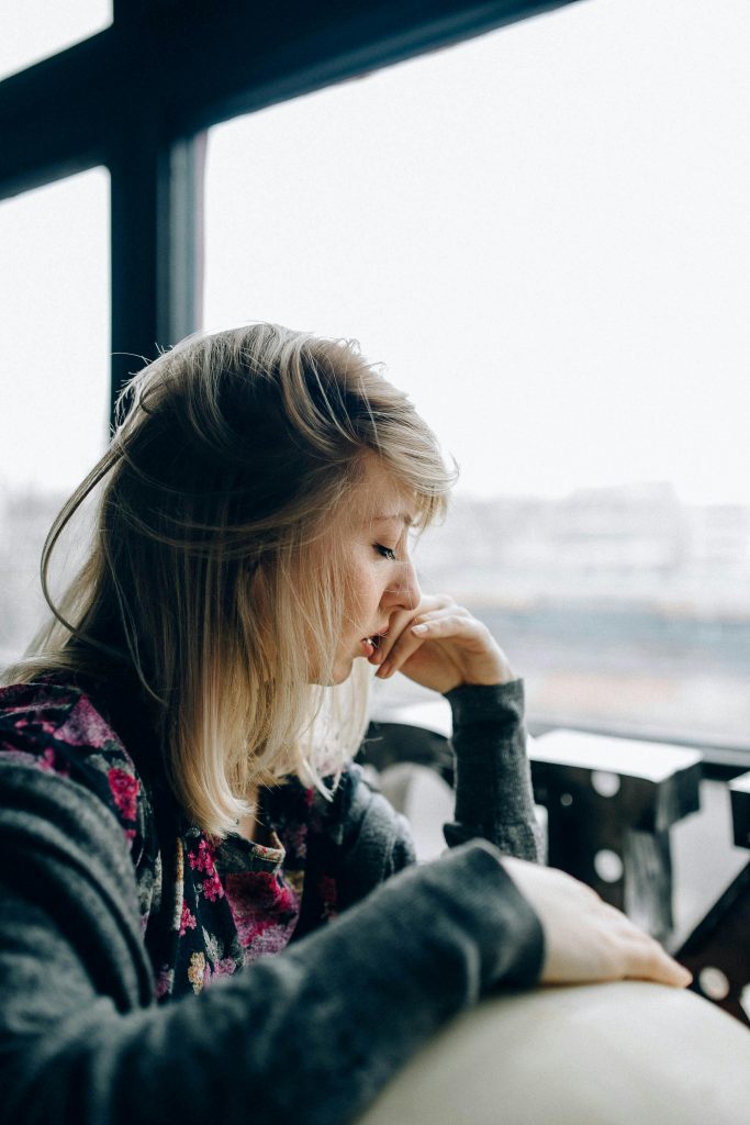 Женщина после расставания задумалась и чувствует, что хочет вернуть бывшего