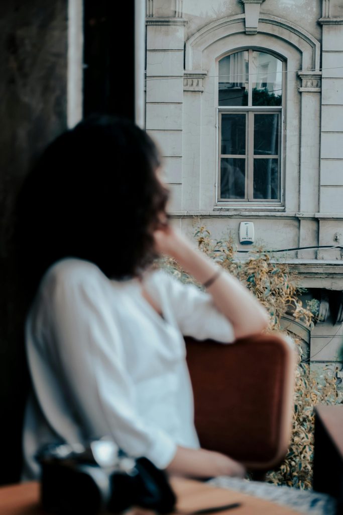 Nachdenkliche Frau als Symbol für Zweifel, wenn Partnerrückführung wirkt nicht