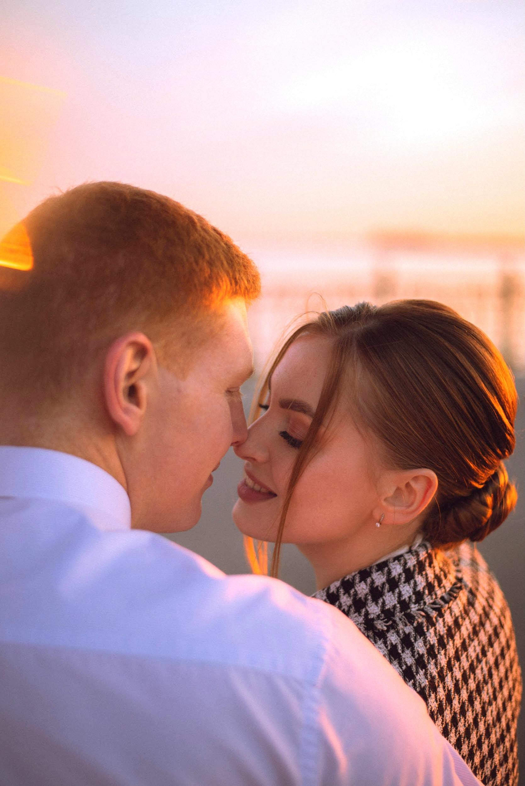 Seriöse Partnerzusammenführung – Paar in liebevoller Nähe als Symbol für Hoffnung und Verbindung