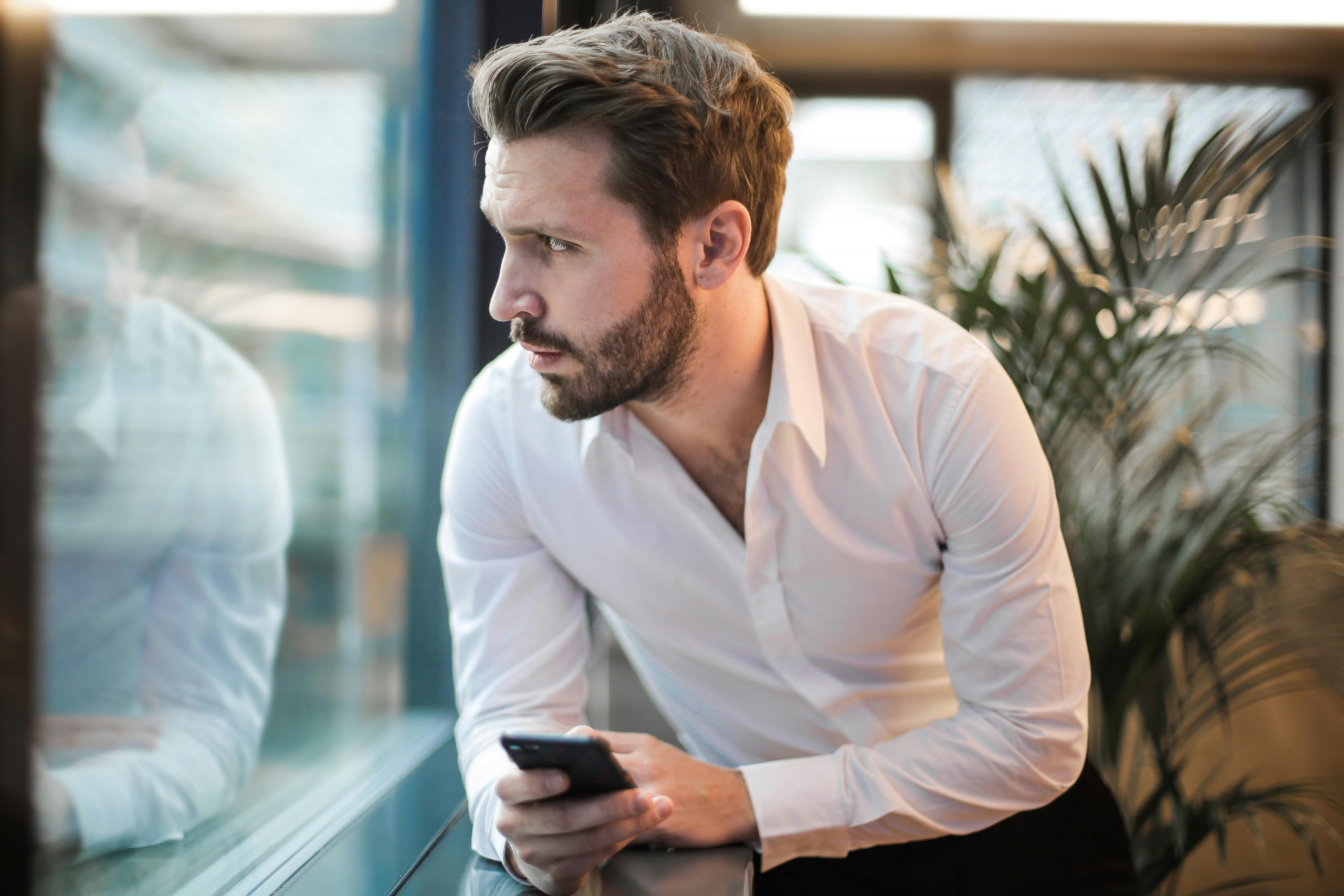 Person schaut auf Smartphone und wartet auf Nachricht vom Ex