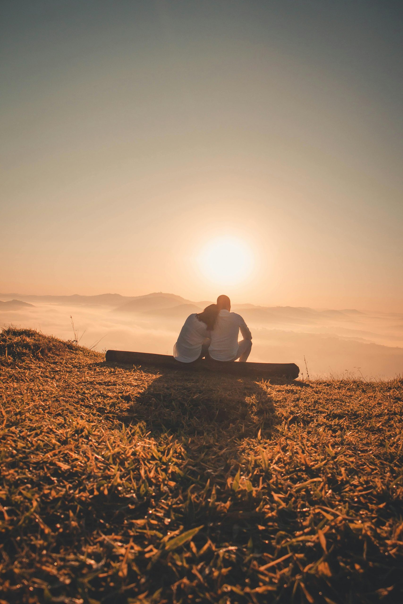 Verliebtes Paar beim Sonnenuntergang – Hoffnung, Nähe und emotionale Verbindung in der Beziehung