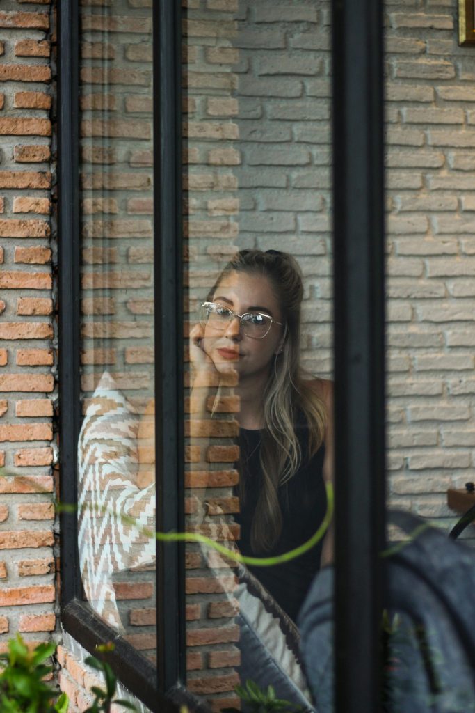 Nachdenkliche Frau am Fenster – Sehnsucht, emotionale Verbindung und Hoffnung in der Liebe