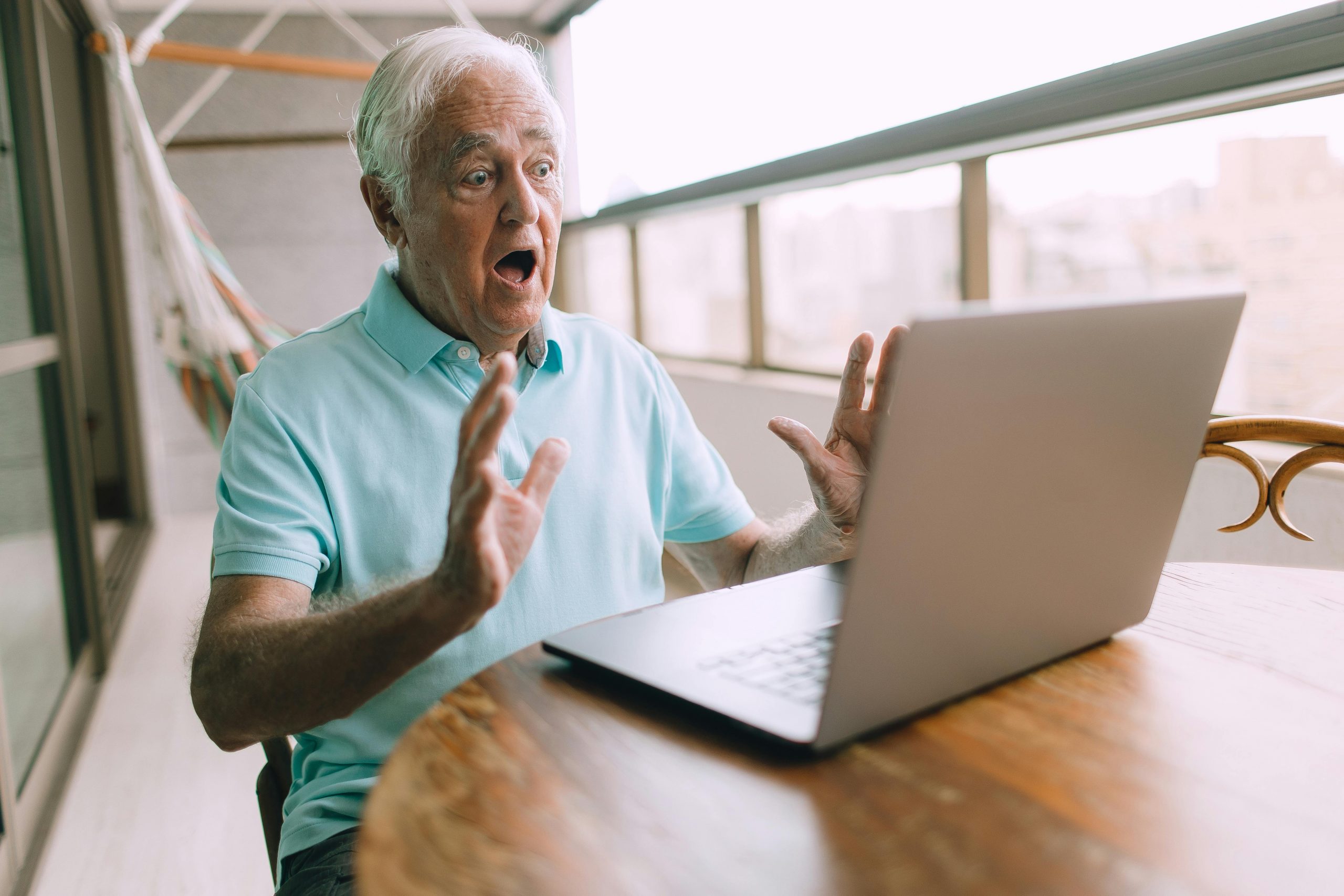 Älterer Mann mit Laptop prüft skeptisch Online-Angebote zur Partnerrückführung ohne Abzocke